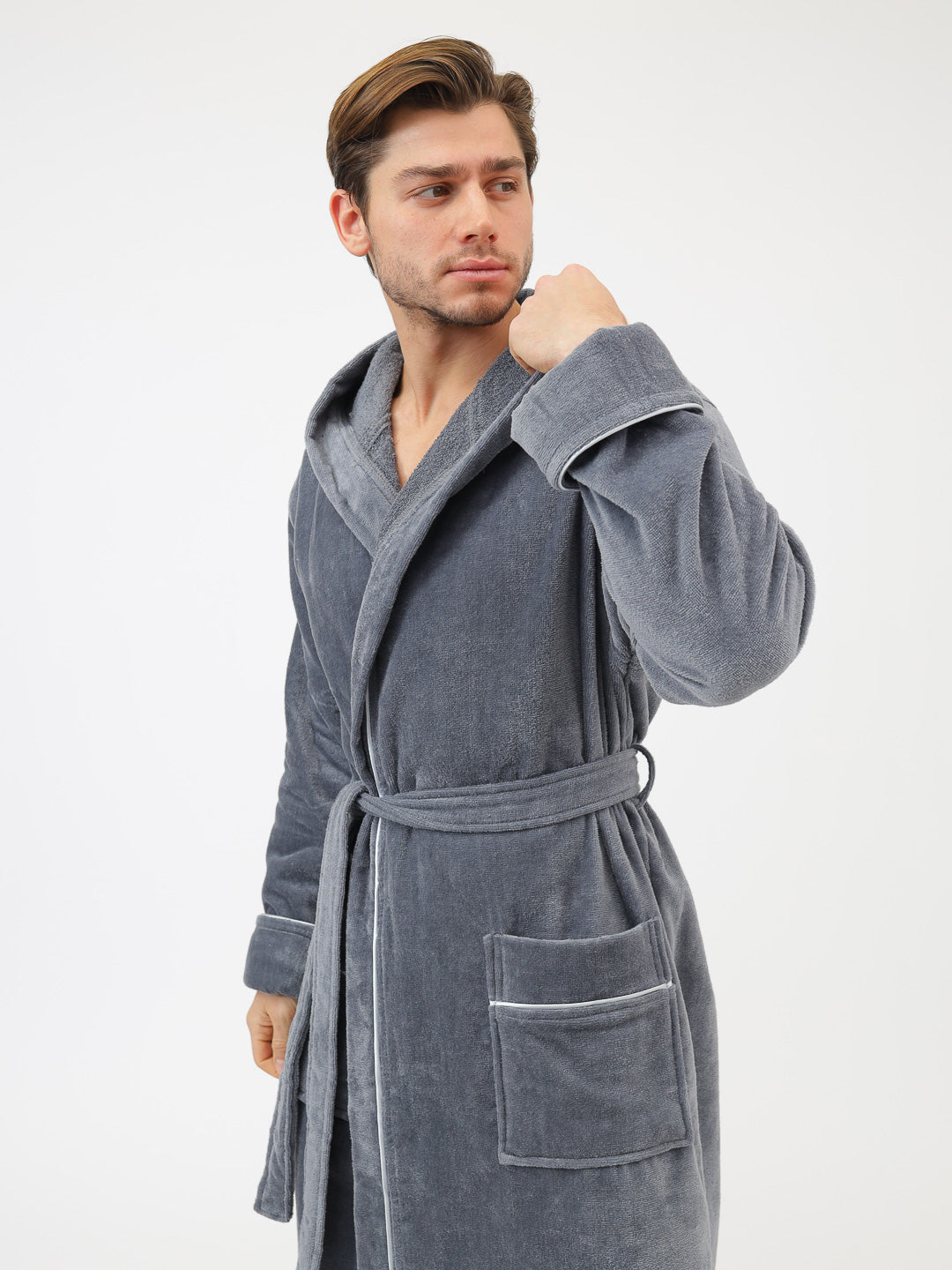 Edeler Herrenbademantel aus hochwertiger Baumwolle mit Kapuze in Velour