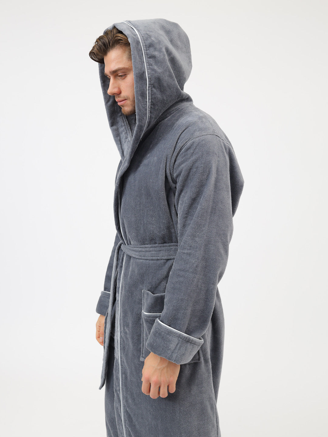 Edeler Herrenbademantel aus hochwertiger Baumwolle mit Kapuze in Velour