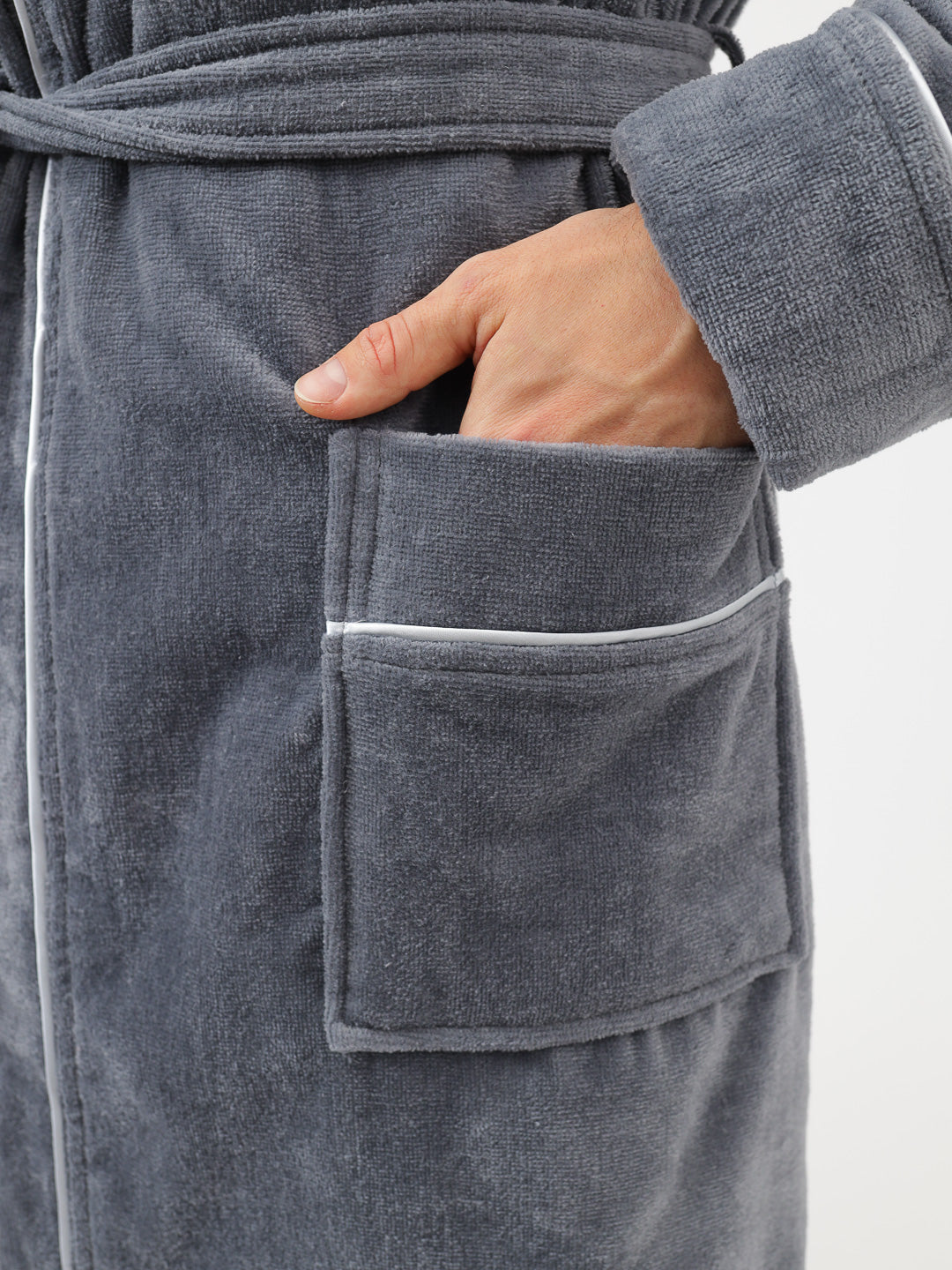 Edeler Herrenbademantel aus hochwertiger Baumwolle mit Kapuze in Velour