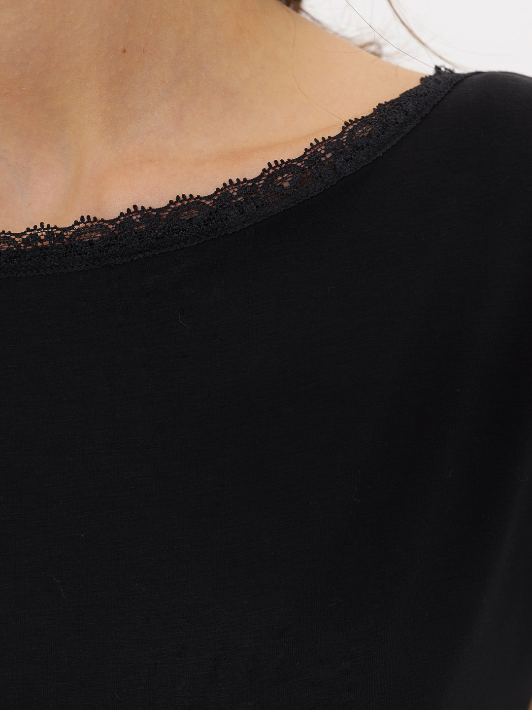 Women's pajama set made of bamboo viscose with a lace top