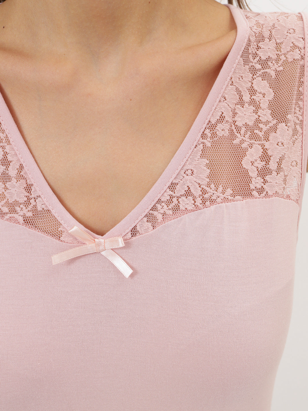 Trägernachthemd aus Bambusviskose mit feinem Spitzenmuster im Oberteil