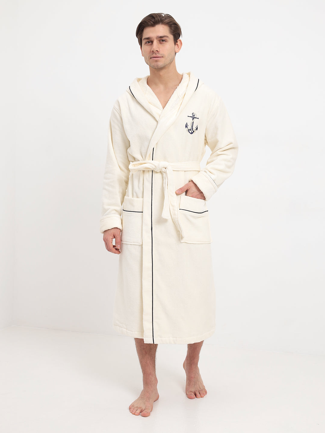 Peignoir élégant pour hommes en coton de haute qualité avec capuche en velours ornée d'une fine broderie d'ancre