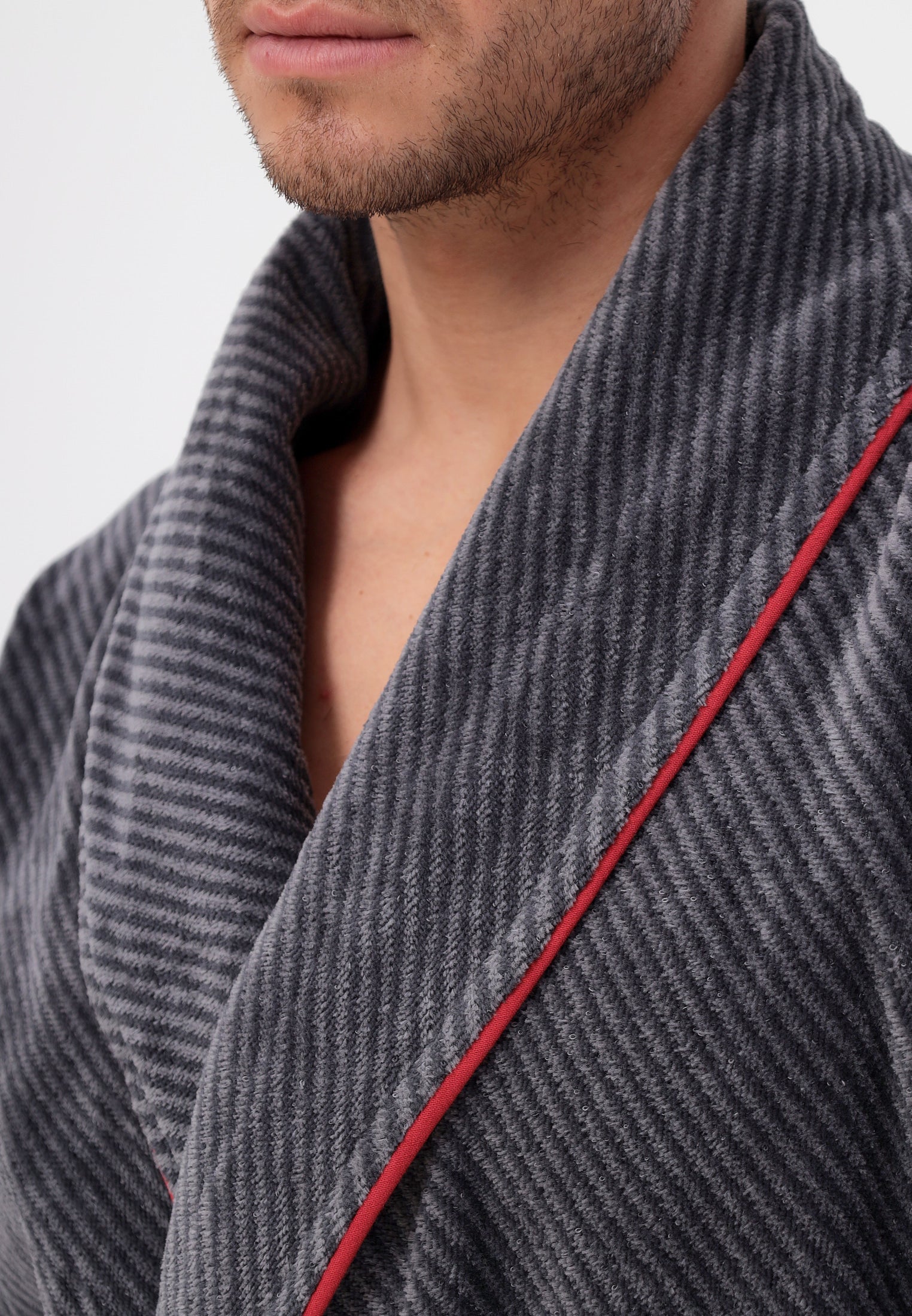 IN ÜBERGRÖSSEN ERHÄLTLICH - Edeler Schalkragen Herrenbademantel aus hochwertiger Baumwolle in melange Diagonel Streifen Design in Velour