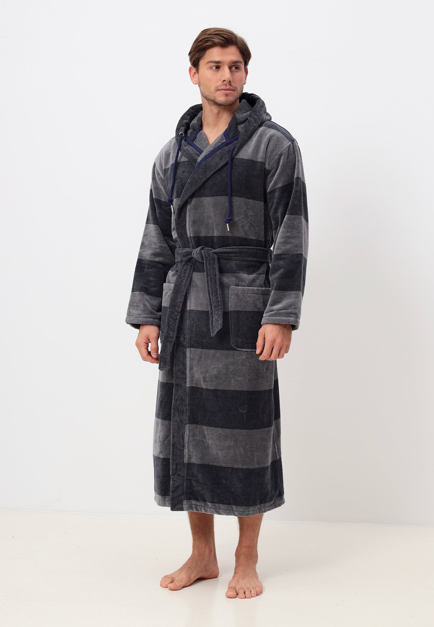 IN ÜBERGRÖSSEN ERHÄLTLICH - Edeler Herrenbademantel aus hochwertiger Baumwolle mit Kapuze in Velour in Melange Querstreifen Design