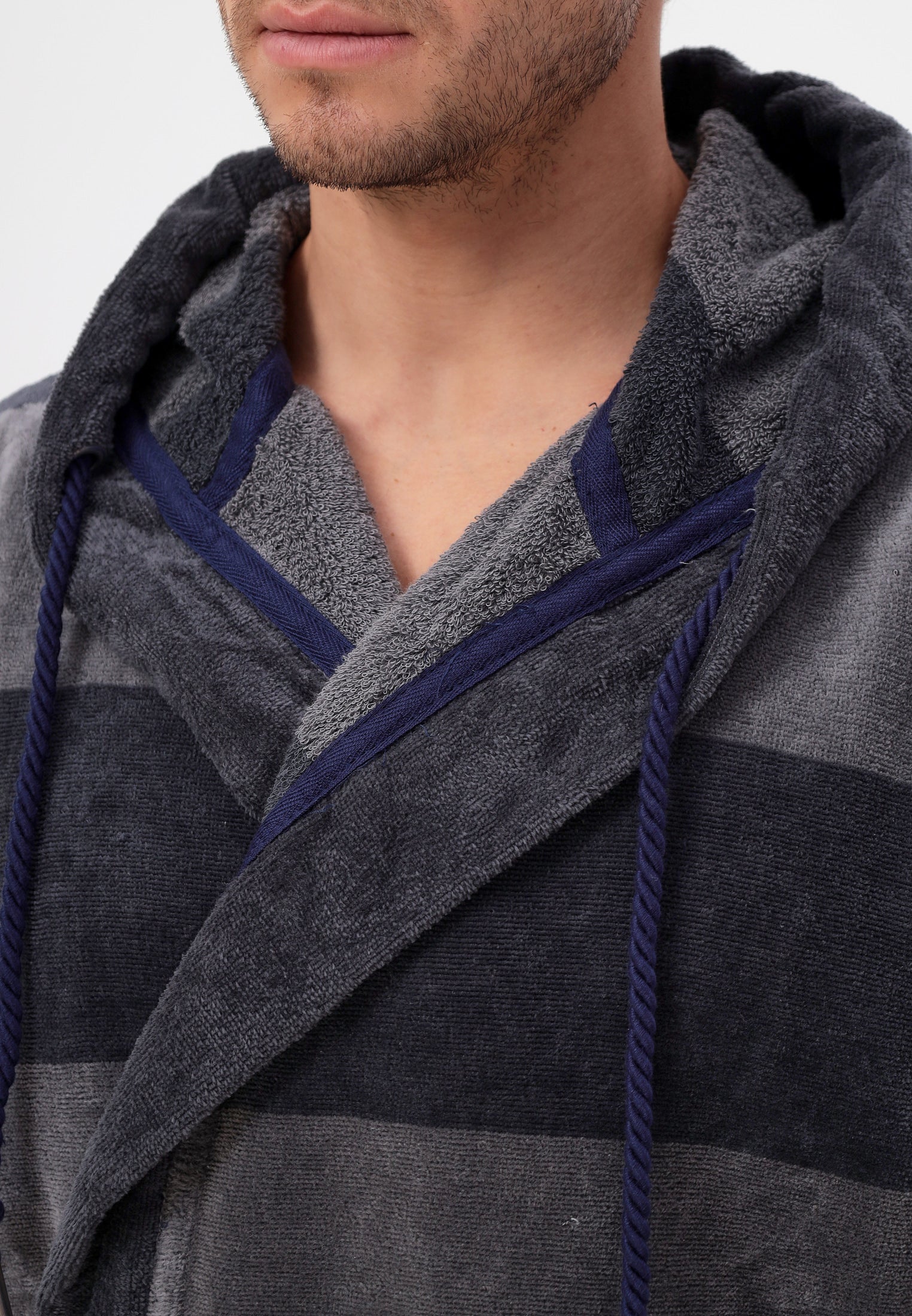 IN ÜBERGRÖSSEN ERHÄLTLICH - Edeler Herrenbademantel aus hochwertiger Baumwolle mit Kapuze in Velour in Melange Querstreifen Design
