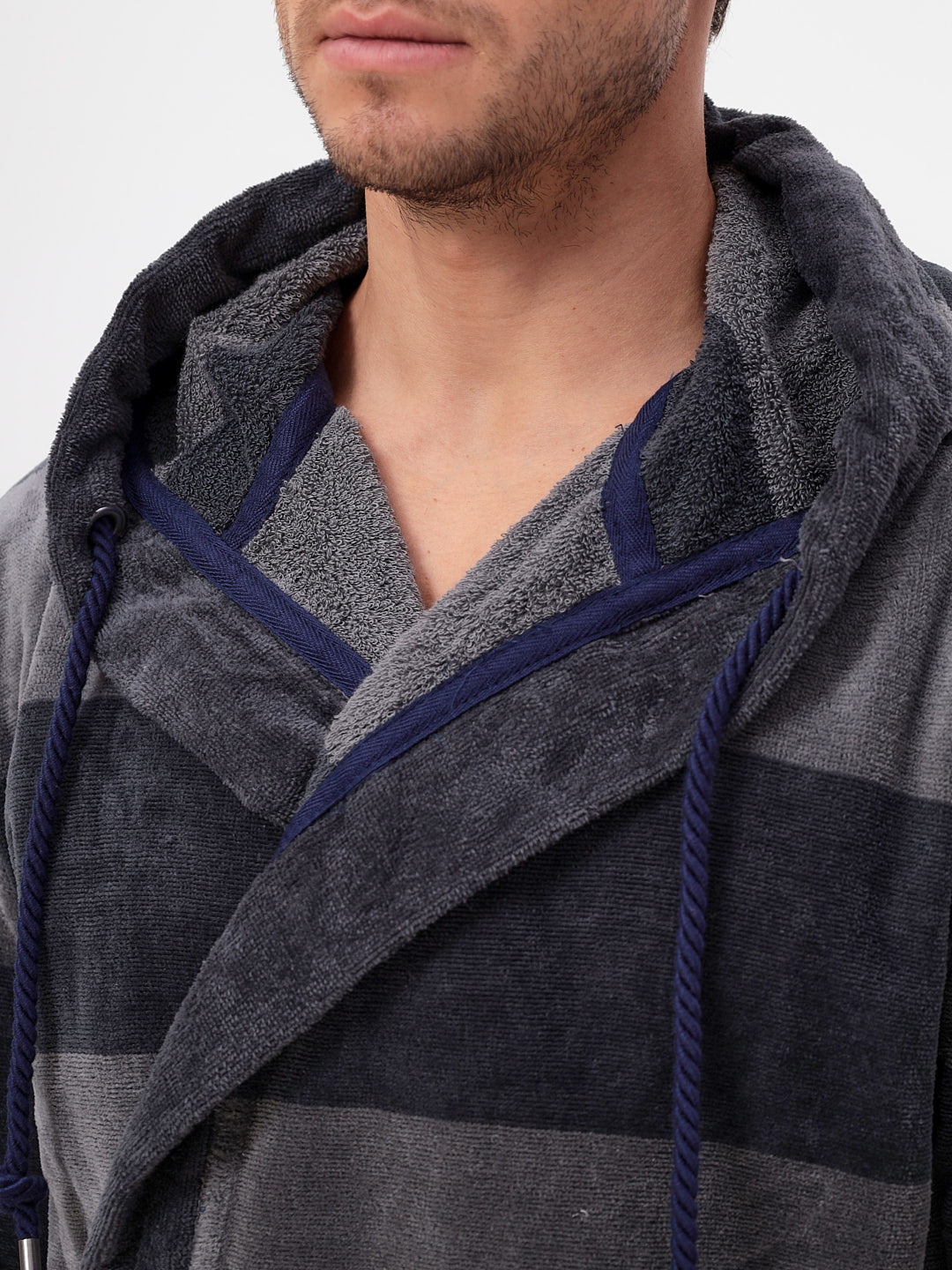 IN ÜBERGRÖSSEN ERHÄLTLICH - Edeler Herrenbademantel aus hochwertiger Baumwolle mit Kapuze in Velour in Melange Querstreifen Design