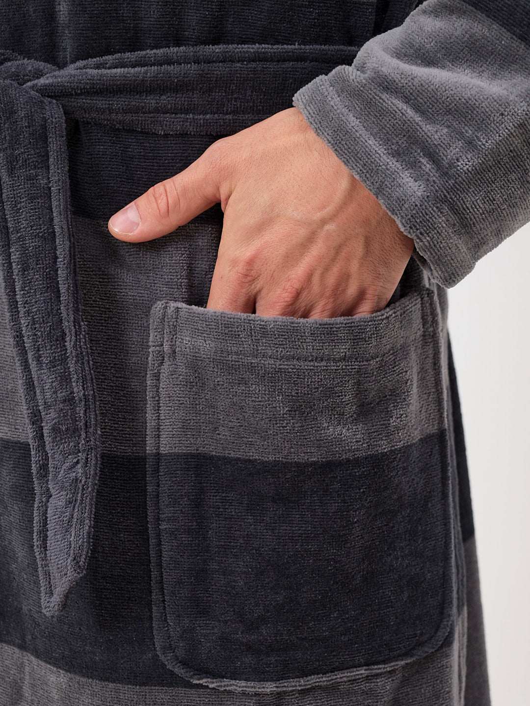 IN ÜBERGRÖSSEN ERHÄLTLICH - Edeler Herrenbademantel aus hochwertiger Baumwolle mit Kapuze in Velour in Melange Querstreifen Design