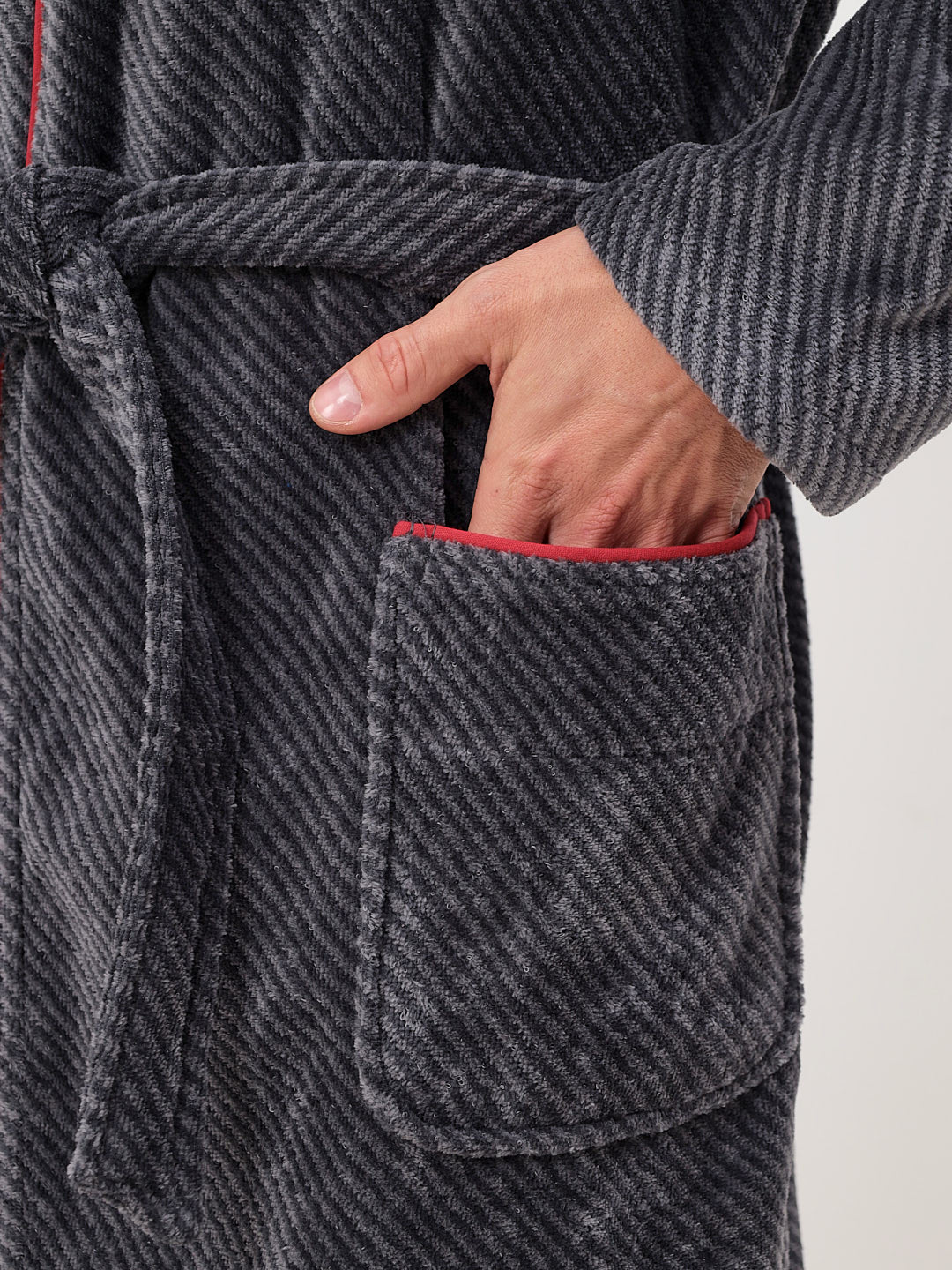 IN ÜBERGRÖSSEN ERHÄLTLICH - Edeler Herrenbademantel aus hochwertiger Baumwolle in Kimono Schnitt in melange Diagonel Streifen Design in Velour