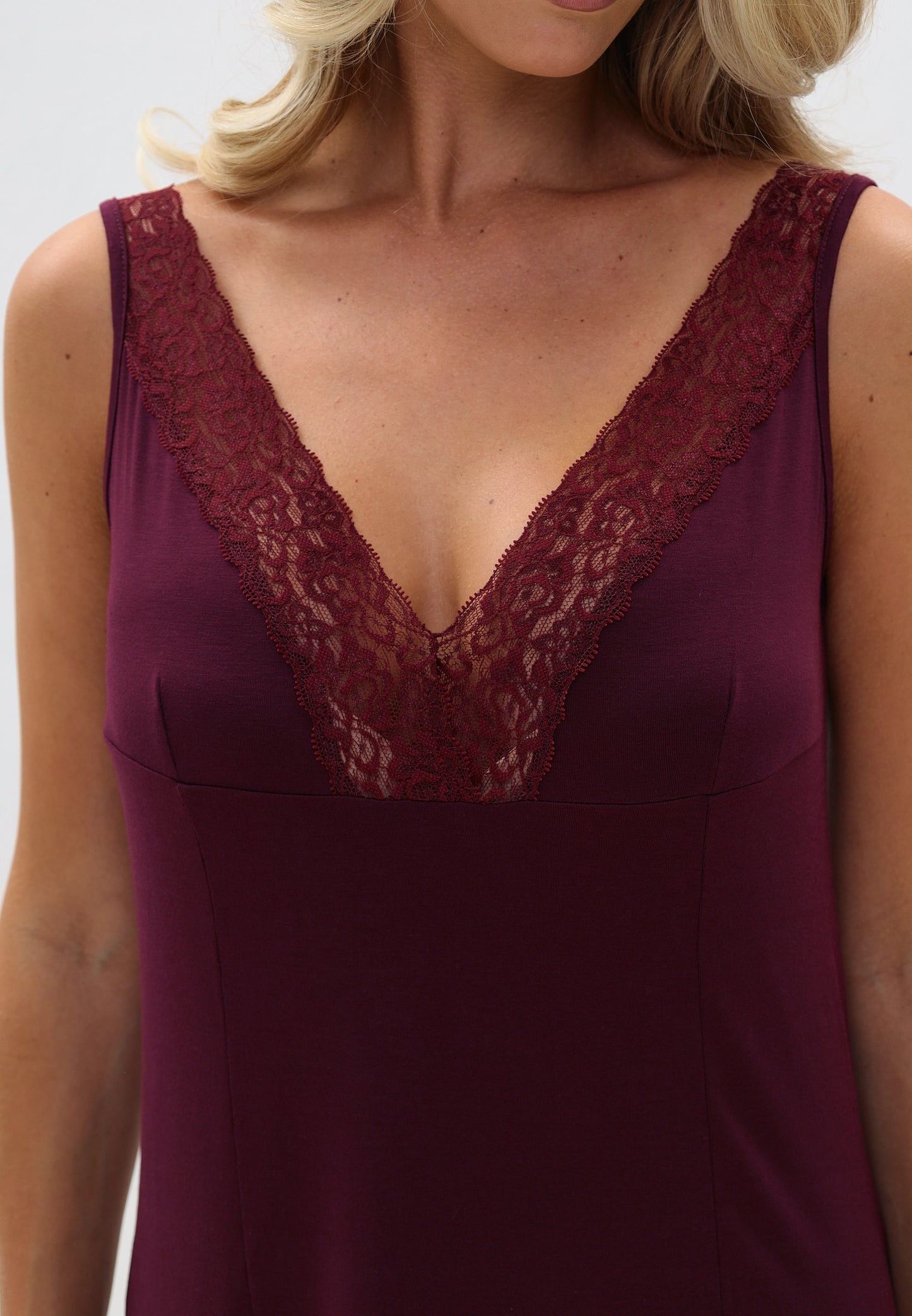 Robe de nuit en viscose de bambou avec une fine dentelle au col V
