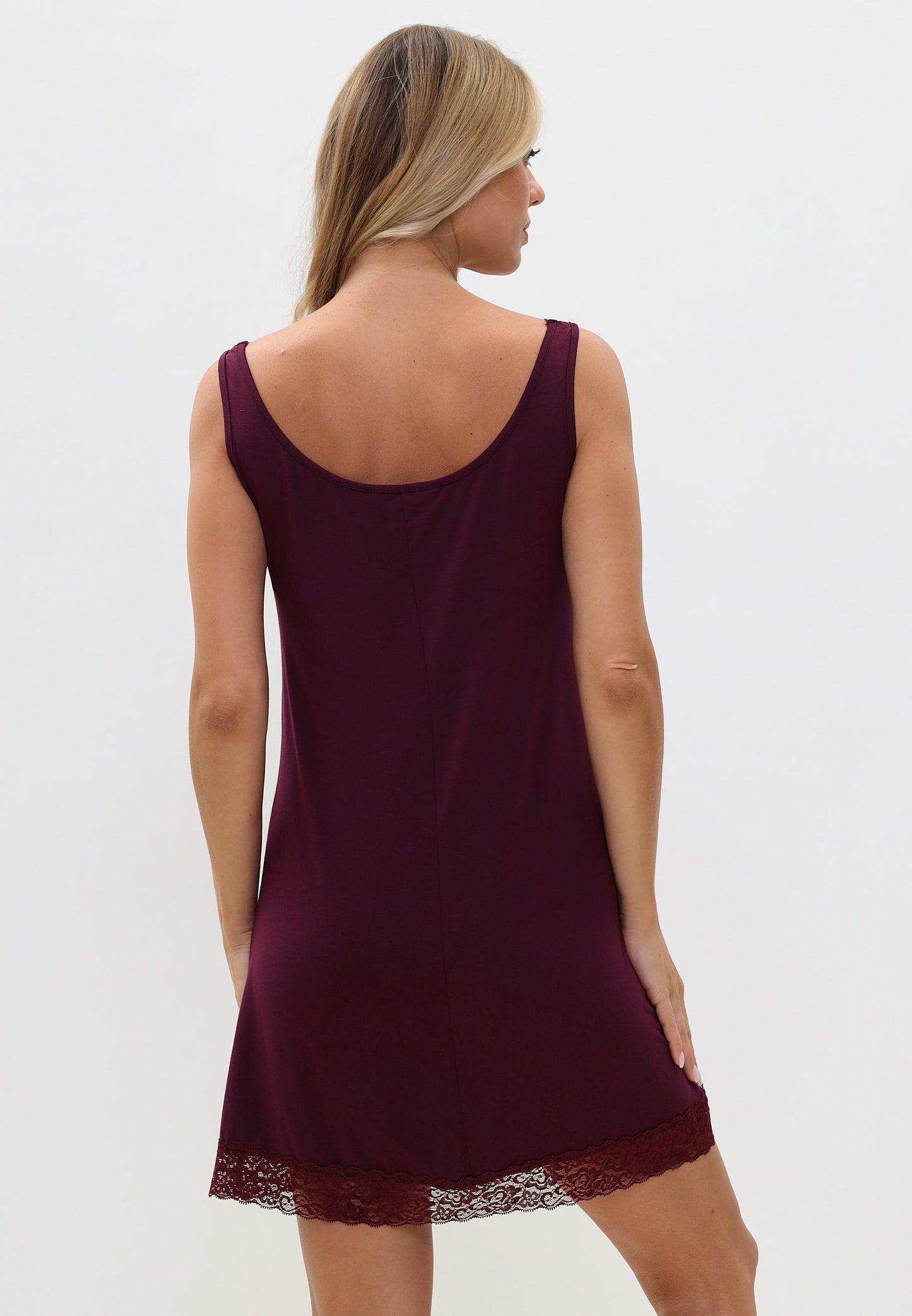 Robe de nuit en viscose de bambou avec une fine dentelle au col V