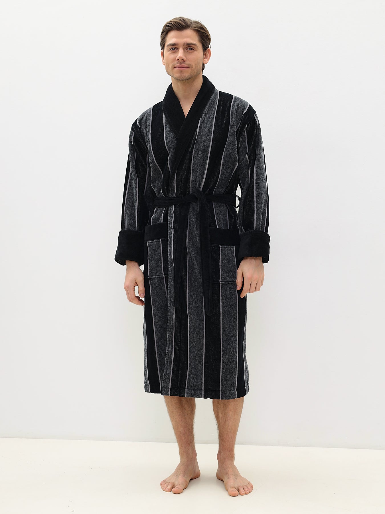 Edeler Schalkragen Herrenbademantel aus hochwertiger Baumwolle in Velour Melange Streifen Design