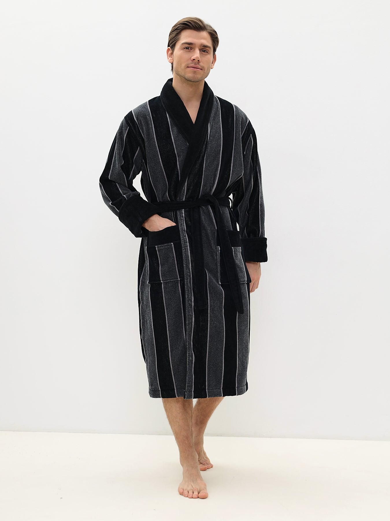 Edeler Schalkragen Herrenbademantel aus hochwertiger Baumwolle in Velour Melange Streifen Design