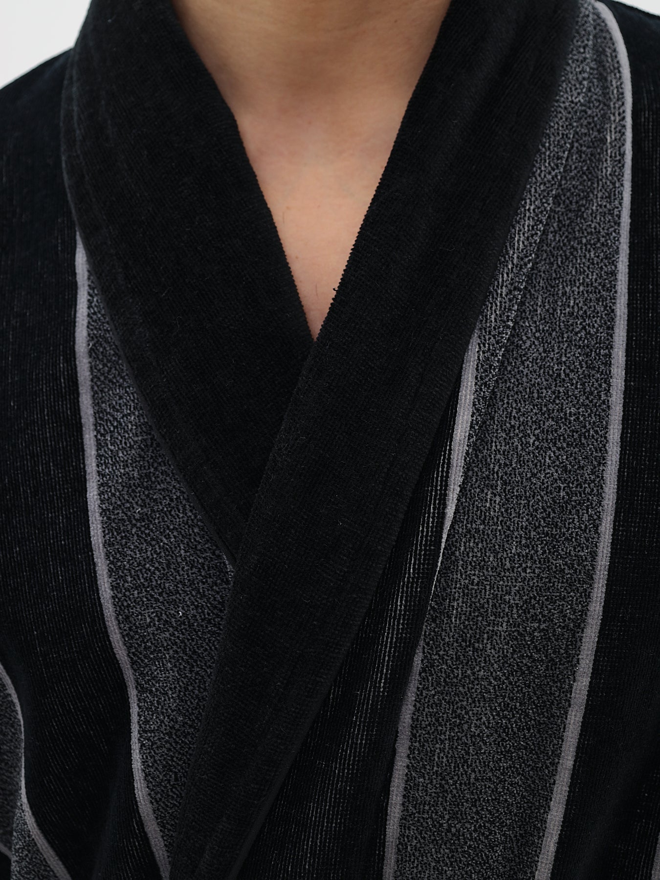 Edeler Schalkragen Herrenbademantel aus hochwertiger Baumwolle in Velour Melange Streifen Design