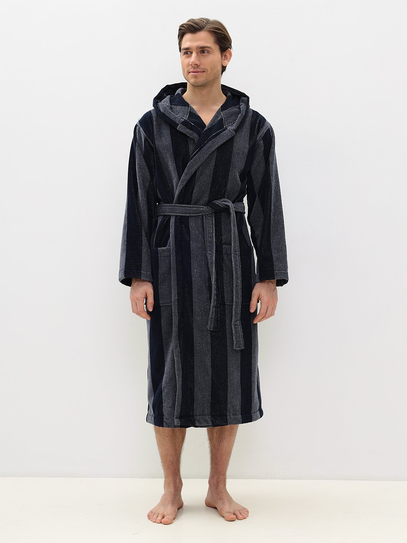 Edeler Herrenbademantel aus hochwertiger Baumwolle mit Kapuze in Velour Melange Streifen Design