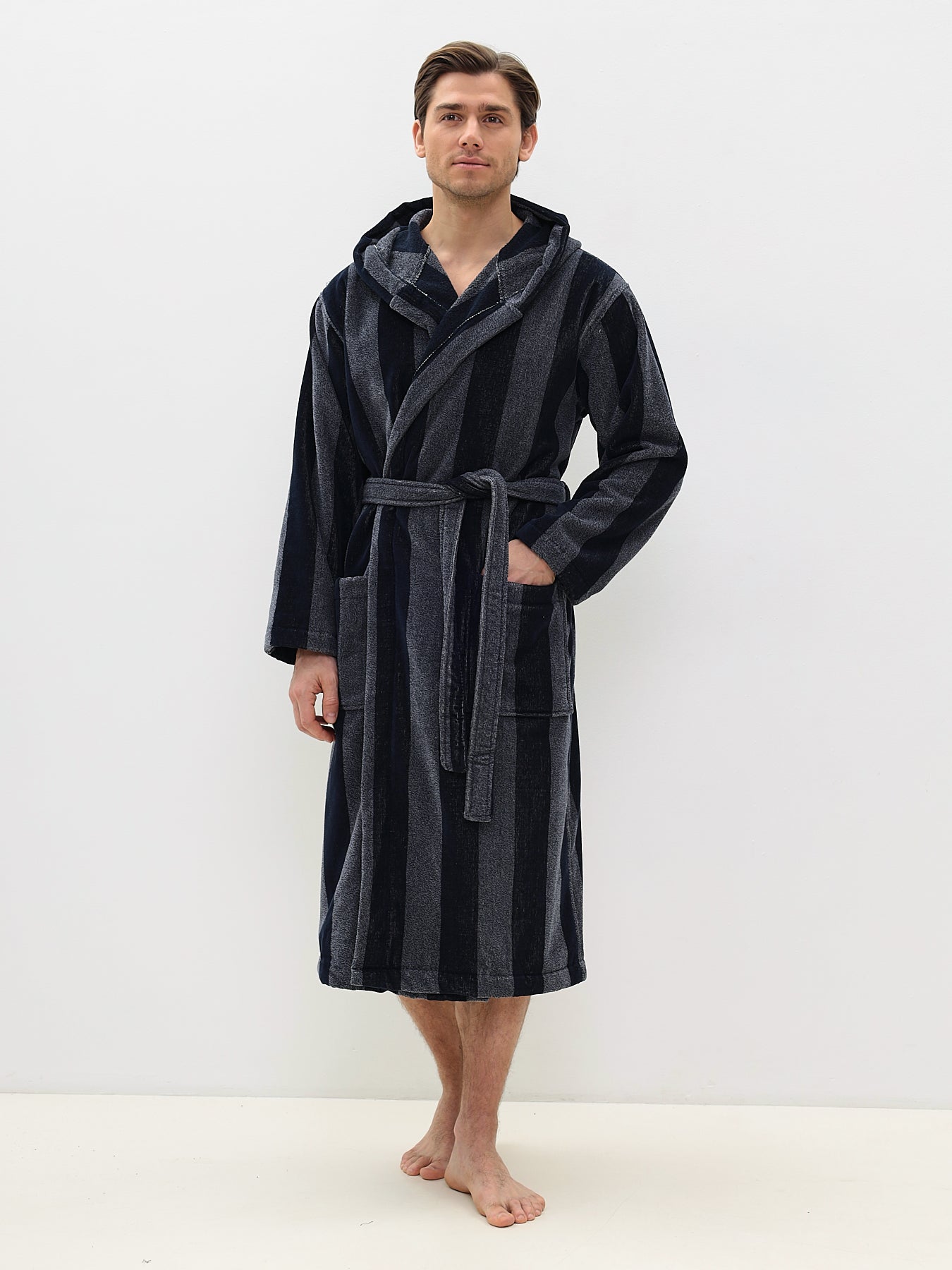 Edeler Herrenbademantel aus hochwertiger Baumwolle mit Kapuze in Velour Melange Streifen Design