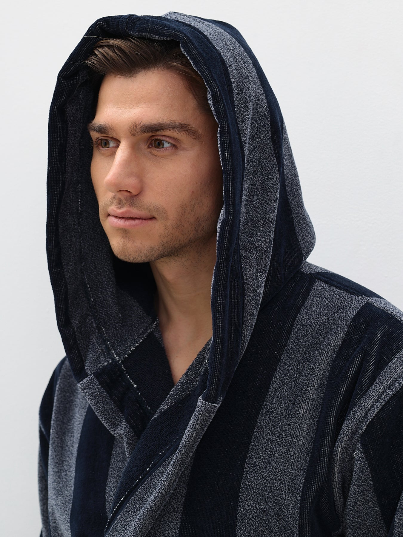 Edeler Herrenbademantel aus hochwertiger Baumwolle mit Kapuze in Velour Melange Streifen Design