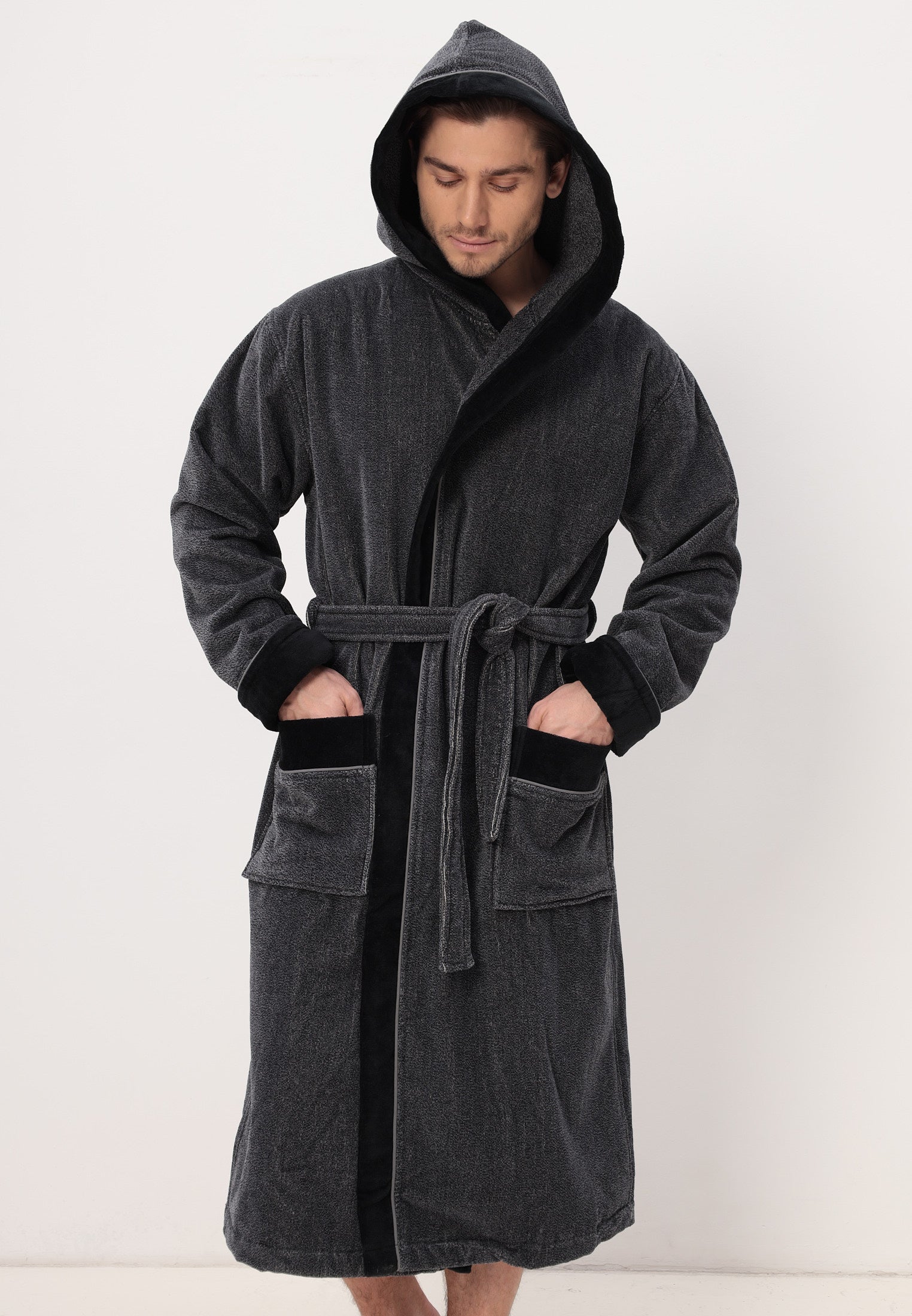 Edeler Herrenbademantel aus hochwertiger Baumwolle mit Kapuze in Velour