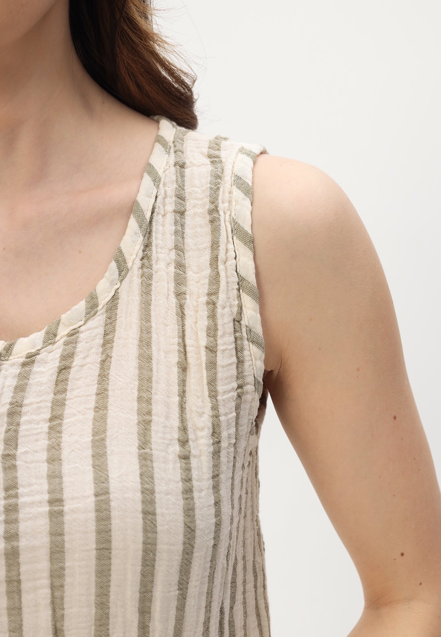 Women's summer and leisure fashion - shirt with striped design made of casual muslin