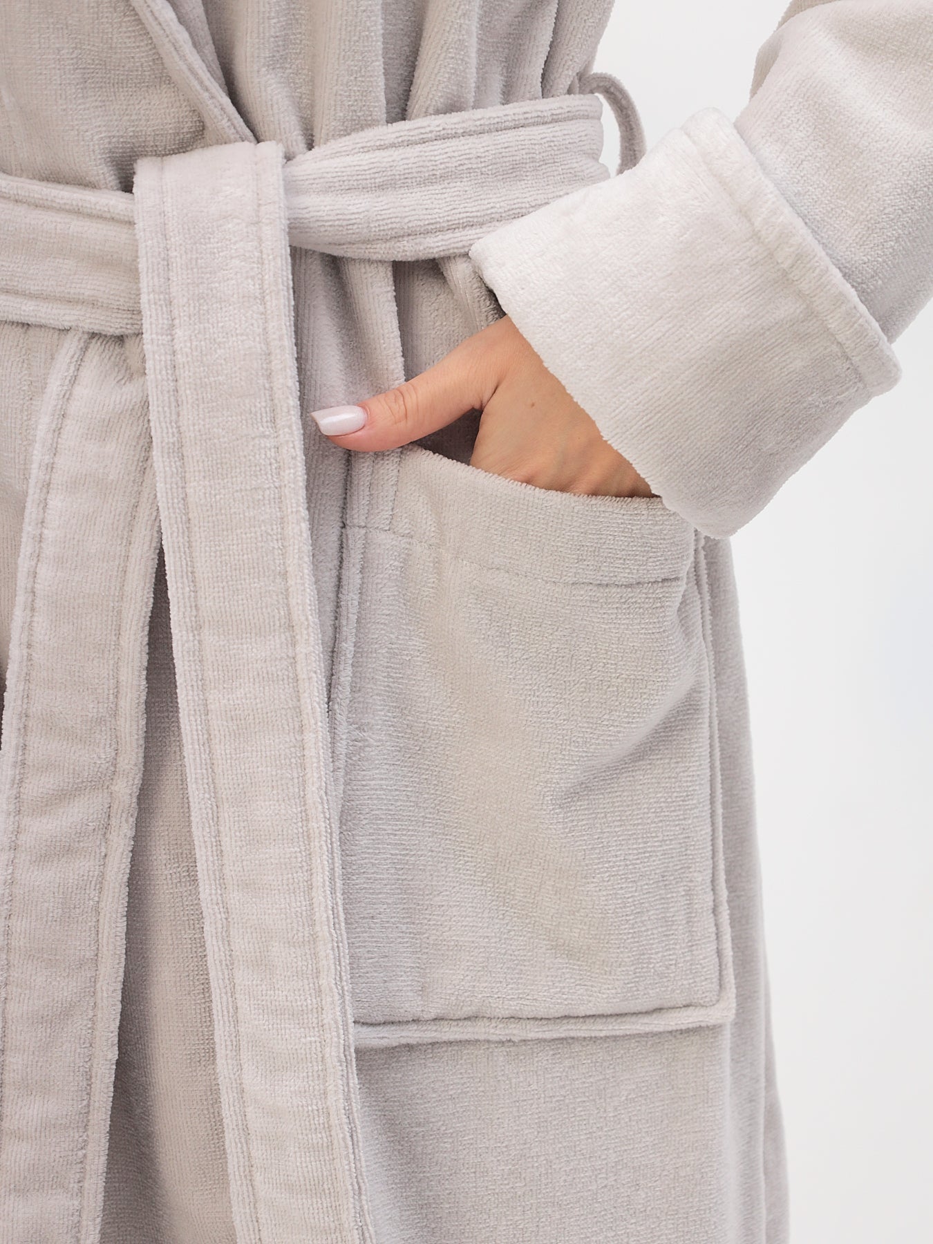 Edeler Schalkragen Damenbademantel aus hochwertiger Baumwolle in Velour