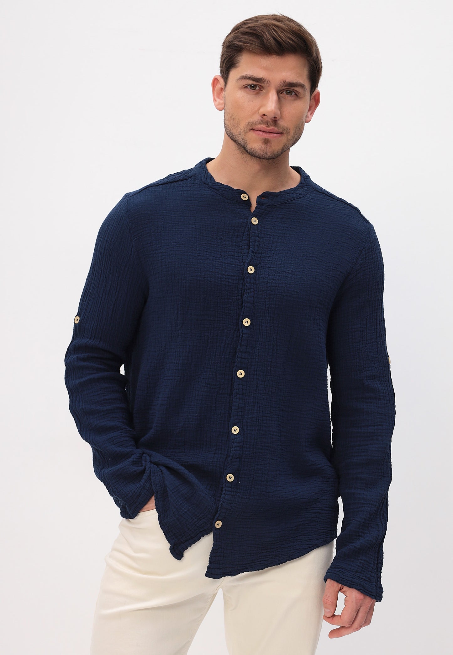 Men's summer and leisure fashion shirt made of casual muslin