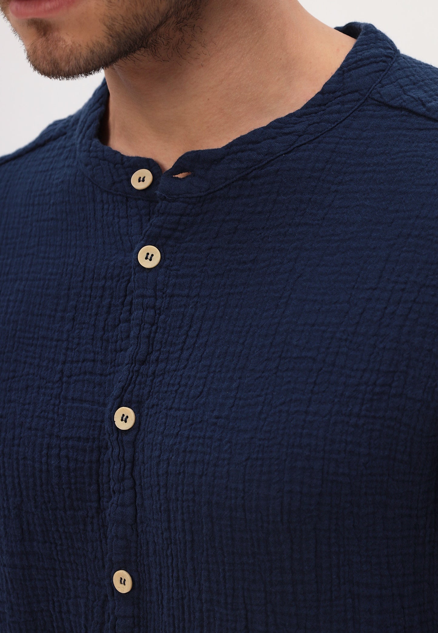 Men's summer and leisure fashion shirt made of casual muslin
