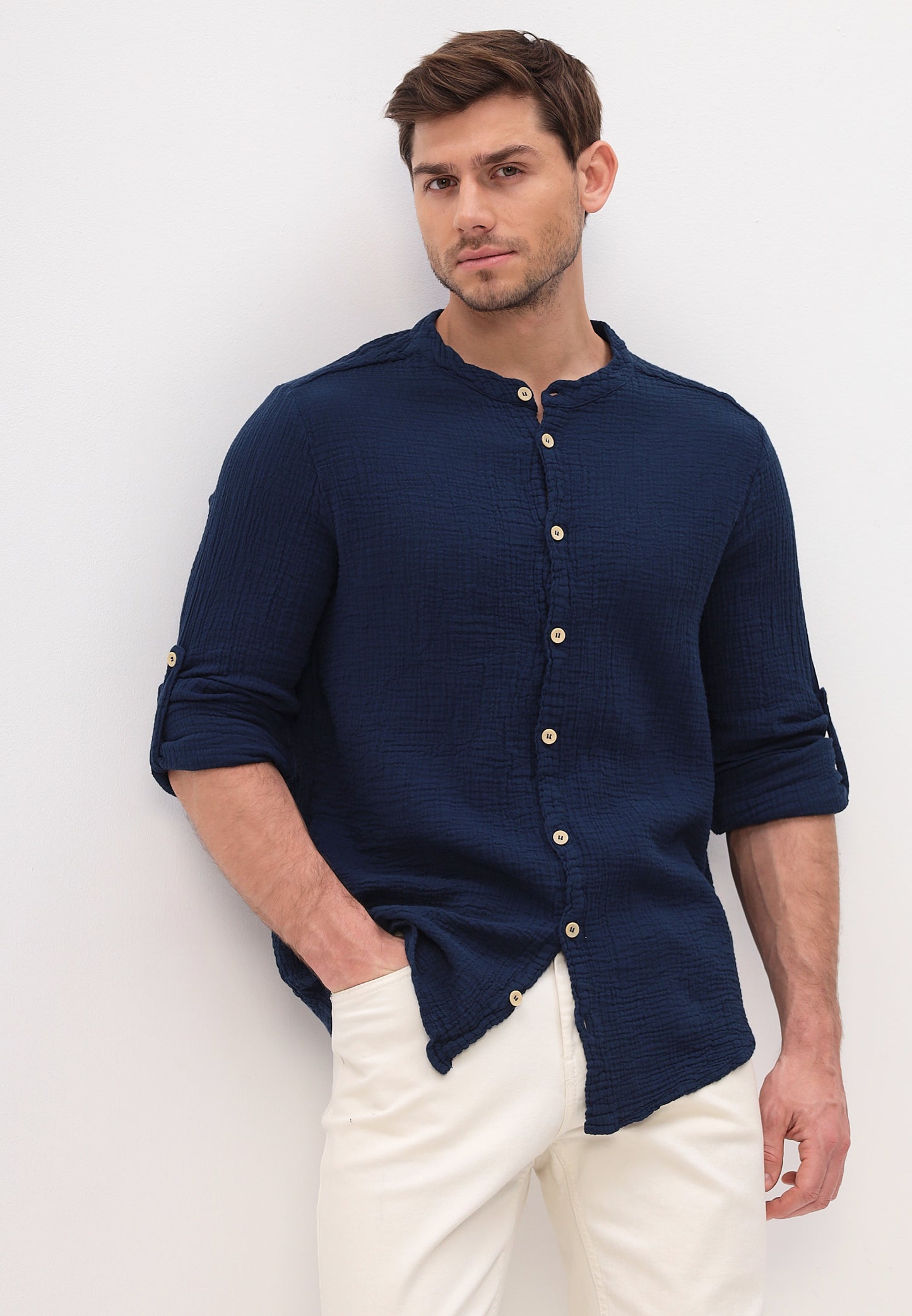 Men's summer and leisure fashion shirt made of casual muslin