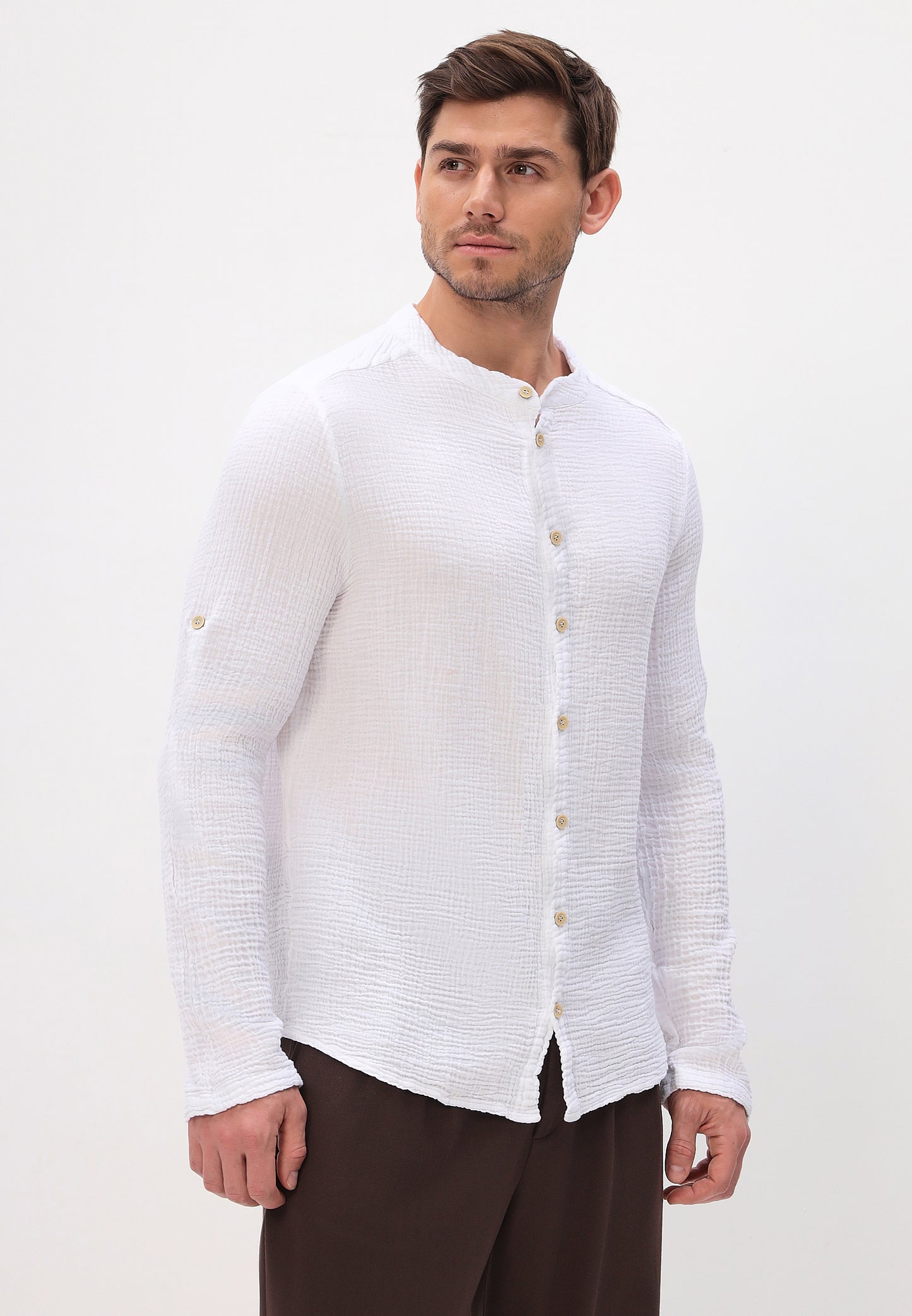 Men's summer and leisure fashion shirt made of casual muslin