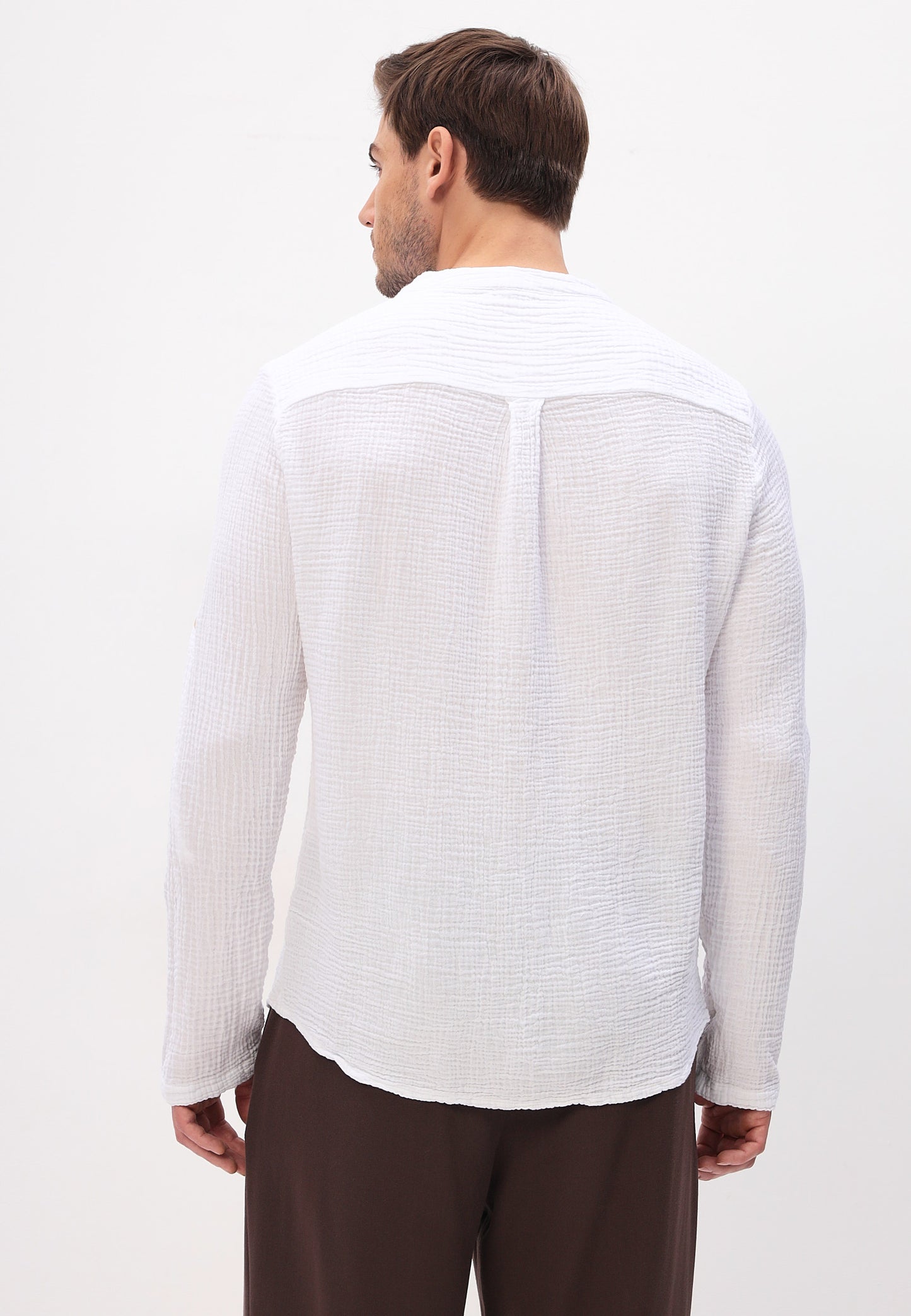 Men's summer and leisure fashion shirt made of casual muslin