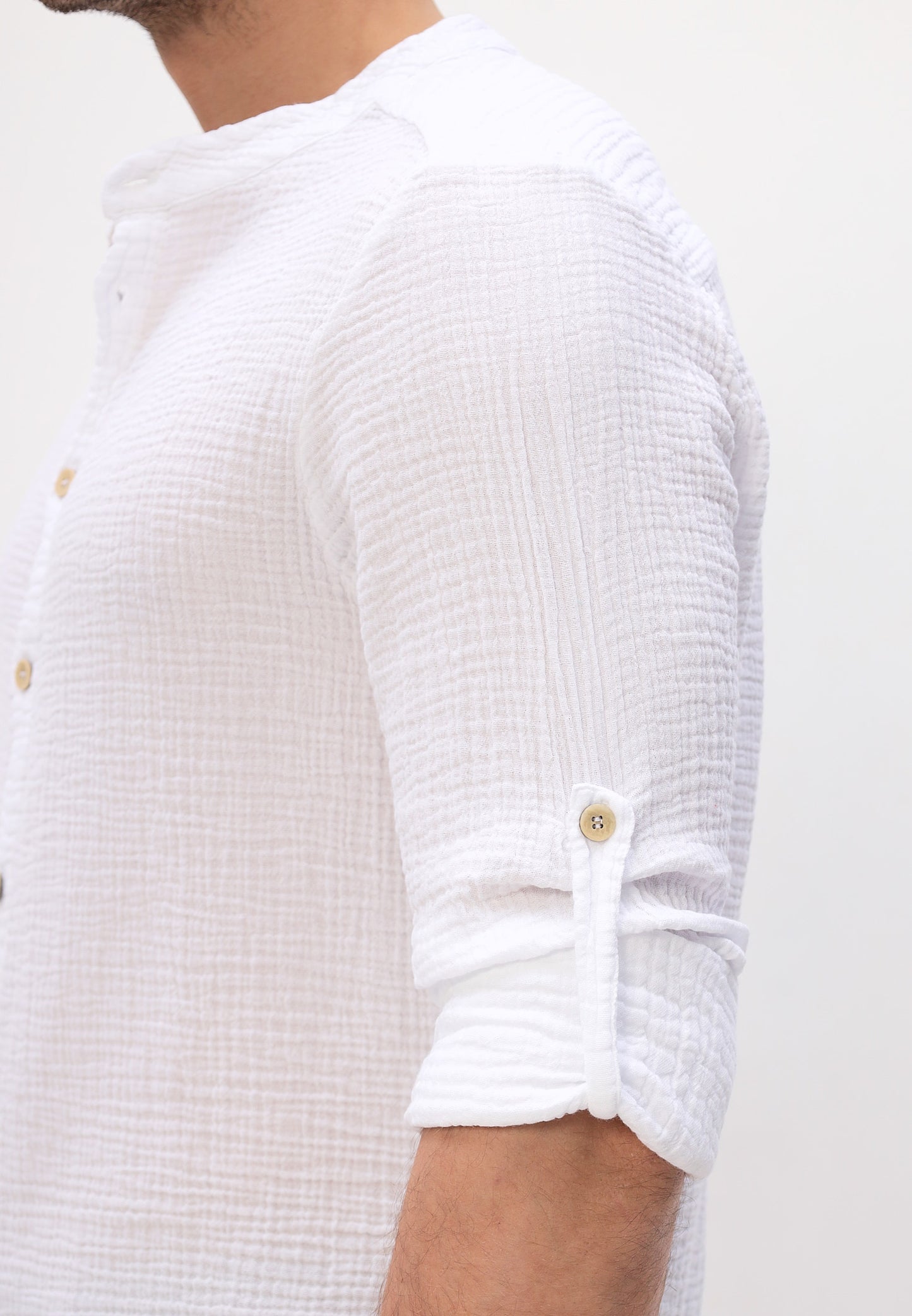 Men's summer and leisure fashion shirt made of casual muslin