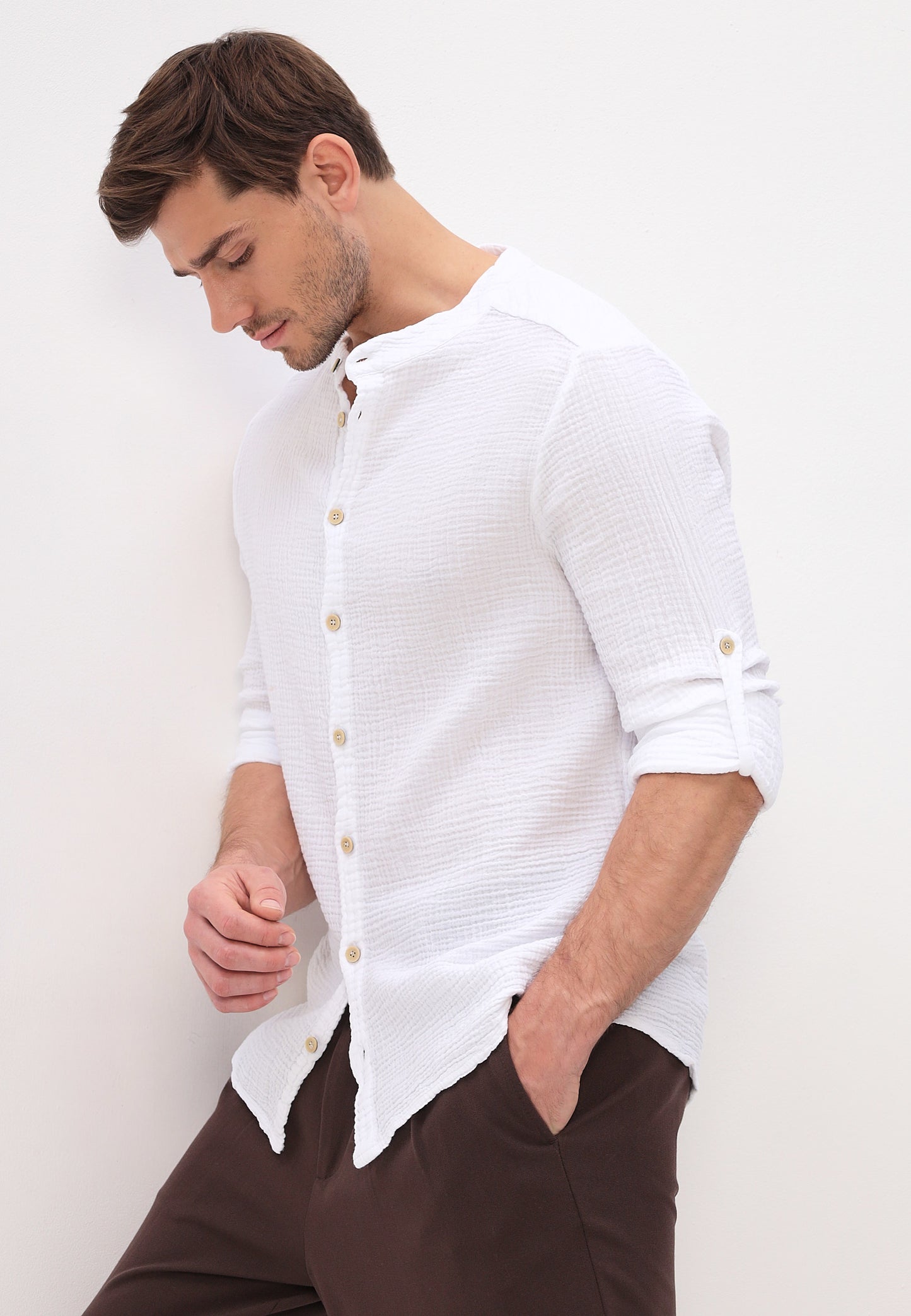 Men's summer and leisure fashion shirt made of casual muslin