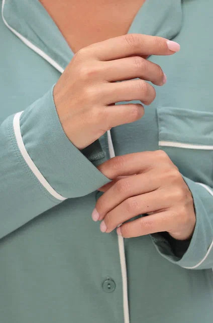 Nightdress made of bamboo viscose with a fine lace on the shoulder