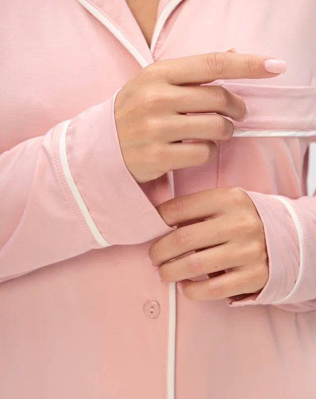 Nightdress made of bamboo viscose with a fine lace on the shoulder