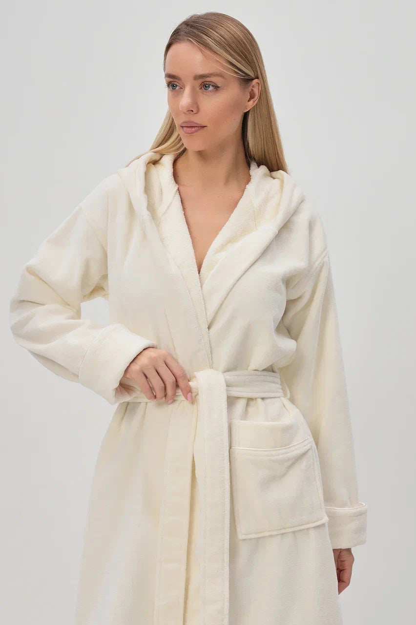 Premium Kapuzen-Bademantel aus 100% Baumwoll-Velours