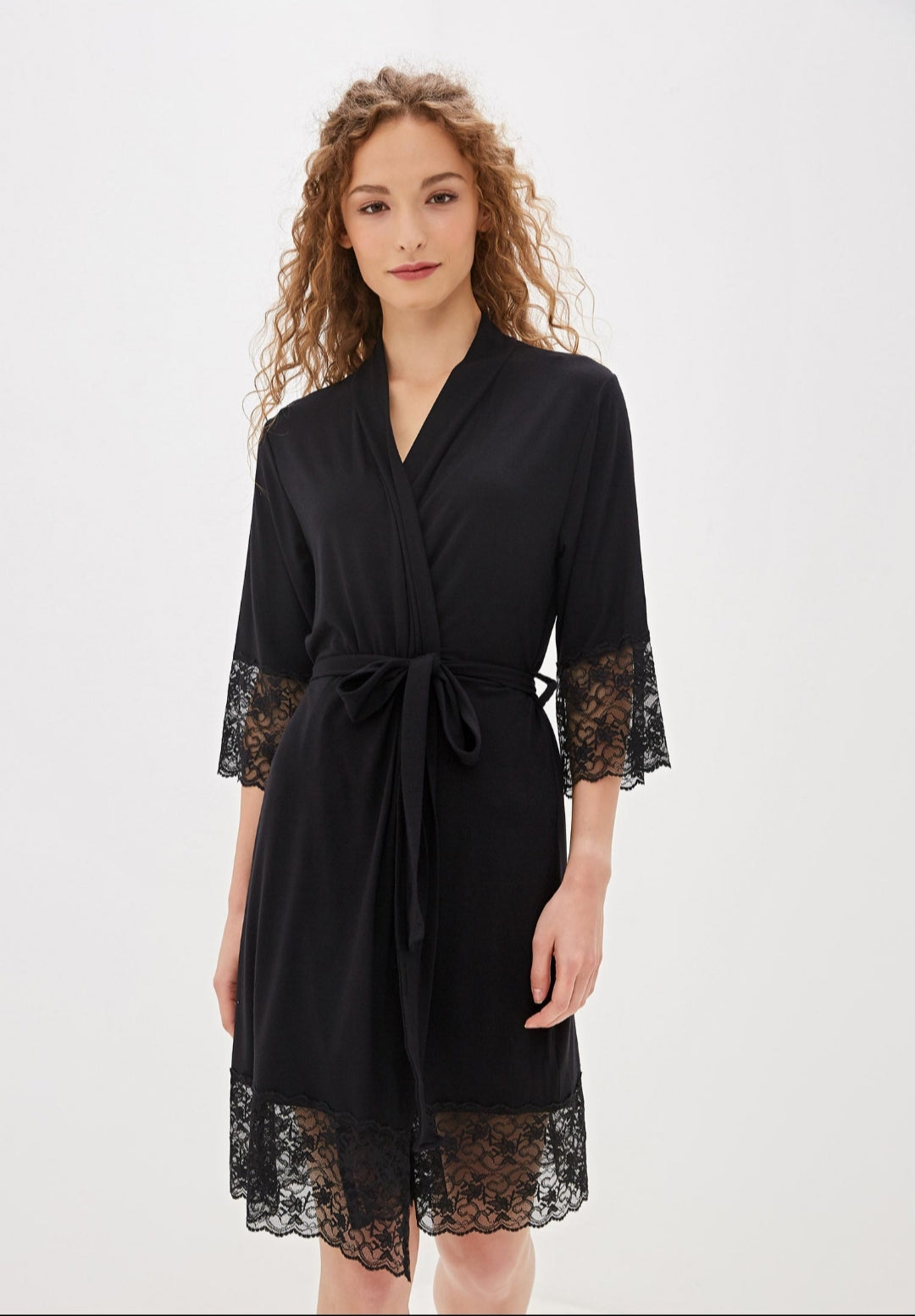 Damen Morgenmantel aus Bambusviskose mit einer Spitze an der Ärmel und Knie
