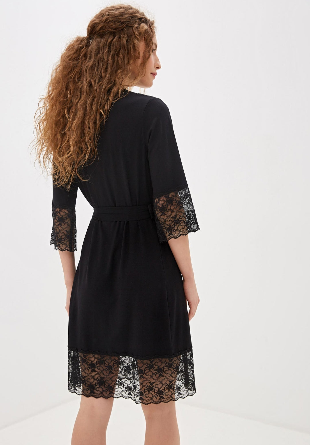 Damen Morgenmantel aus Bambusviskose mit einer Spitze an der Ärmel und Knie