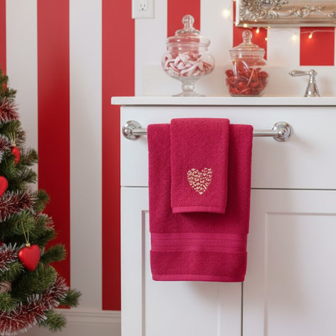 Besticktes Gästehandtuch mit Herz-Stickerei