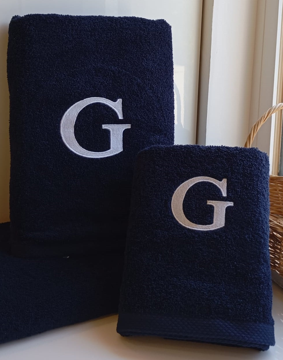 Serviette haut de gamme - avec élégante lettre "G" brodée - polyvalente, durable, absorbante et à séchage rapide - 100 % coton - bleu marine