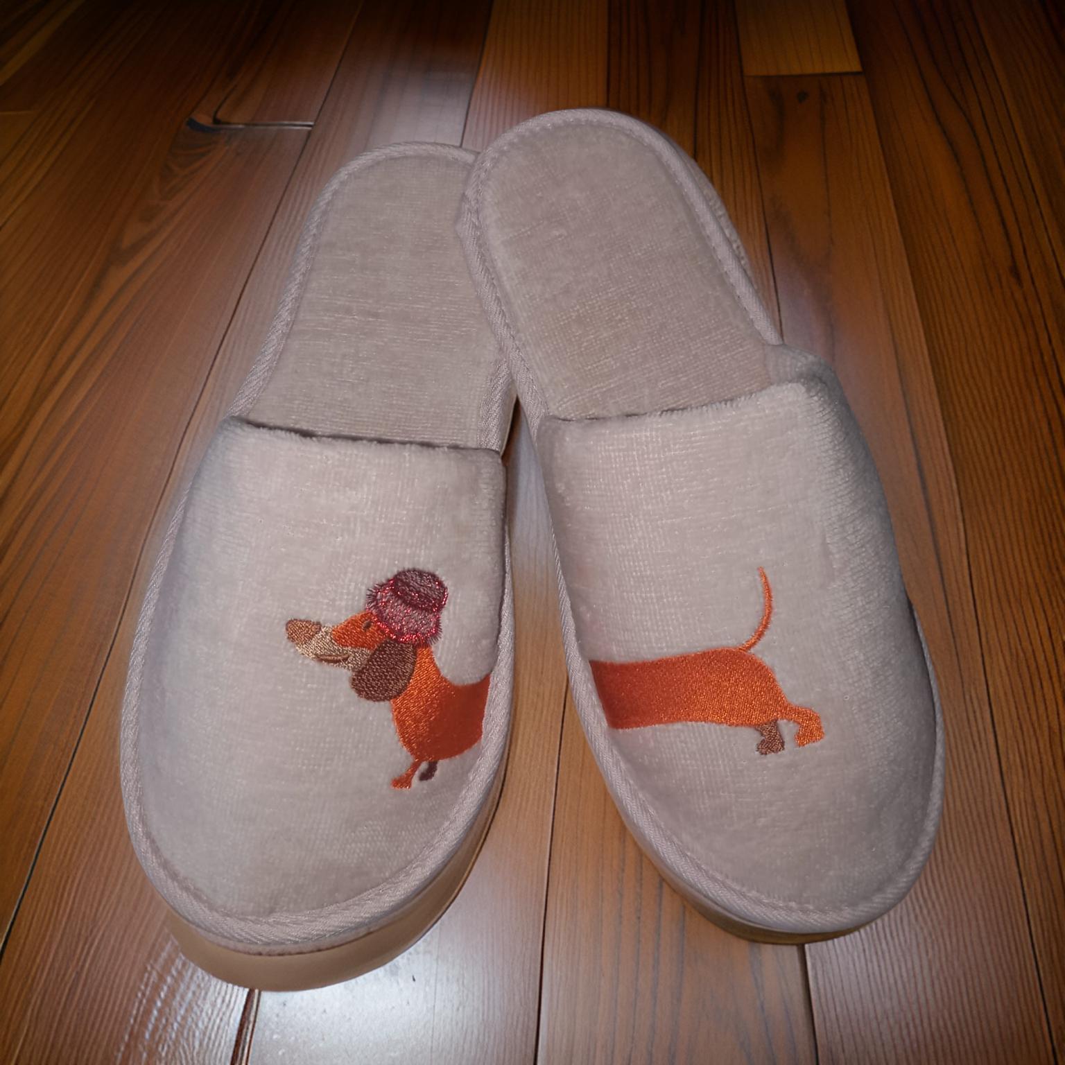 Hausschuhe mit Dackel-Stickerei