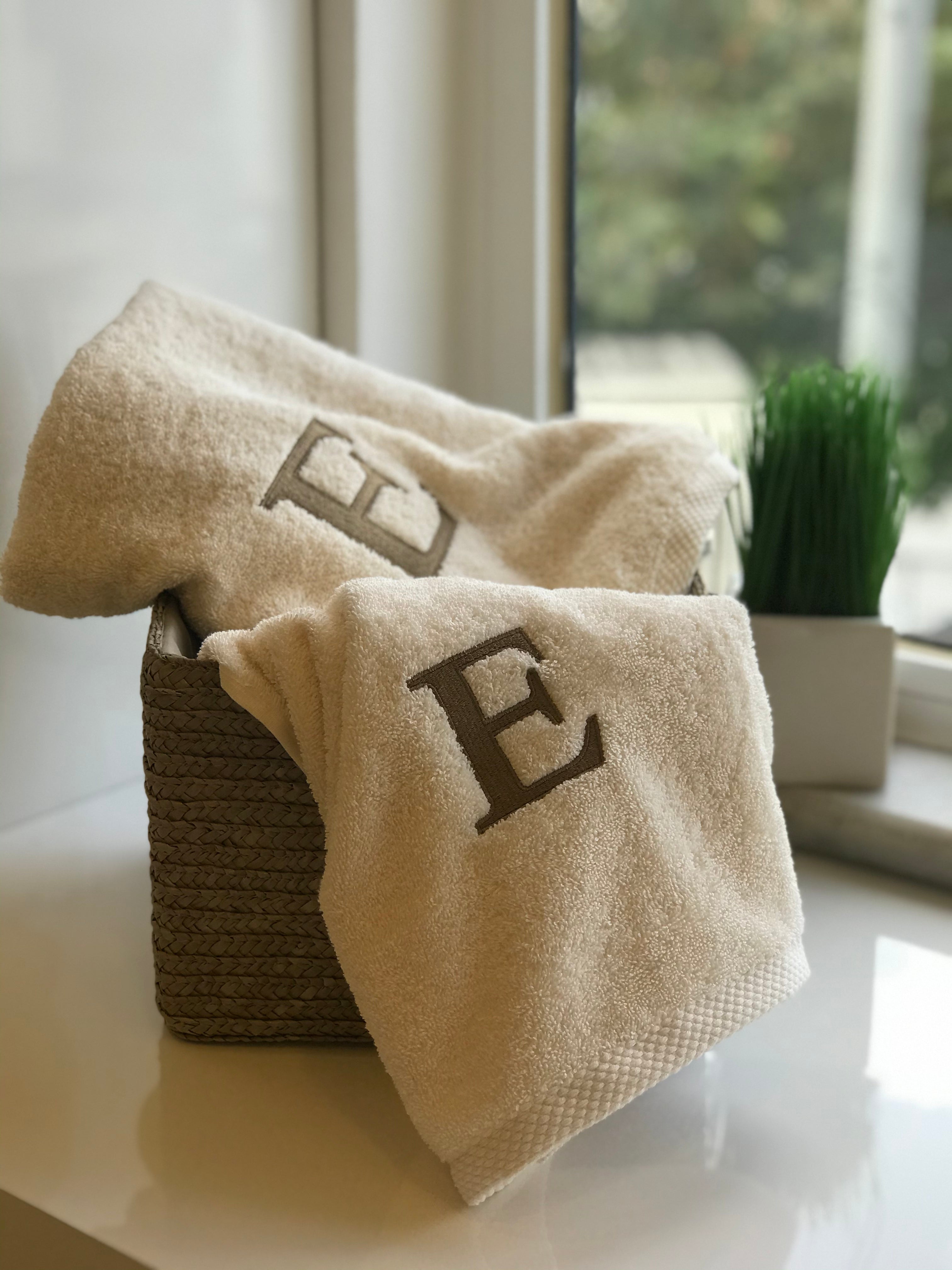 Premium Handtuch - Mit edler Stickerei Buchstabe "E" - Vielseitig, Nachhaltig, Saugstark & Schnelltrocknend - 100% Baumwolle - Ecru