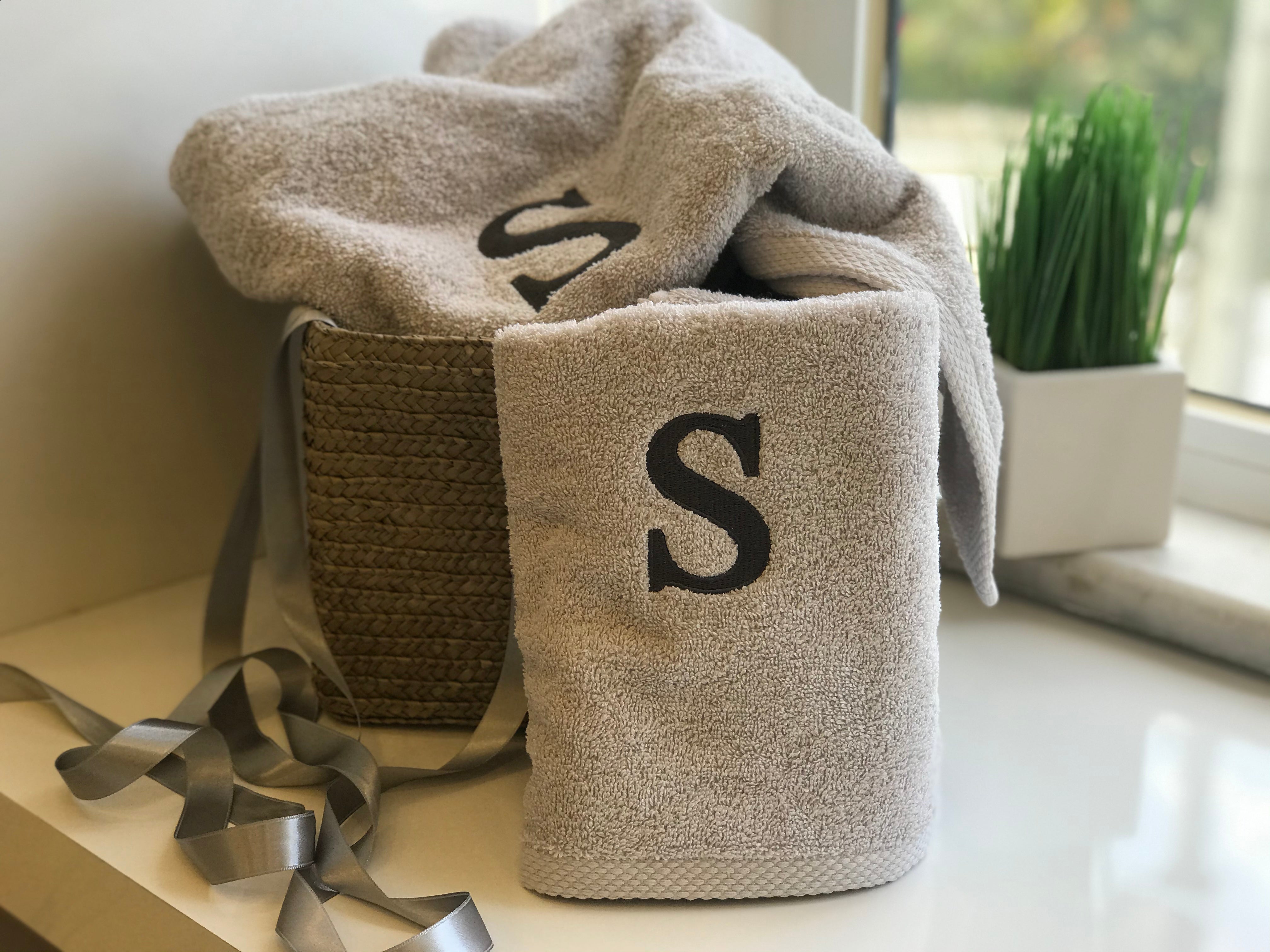 Premium Handtuch - Mit edler Stickerei Buchstabe "S" - Vielseitig, Nachhaltig, Saugstark & Schnelltrocknend - 100% Baumwolle - Grau