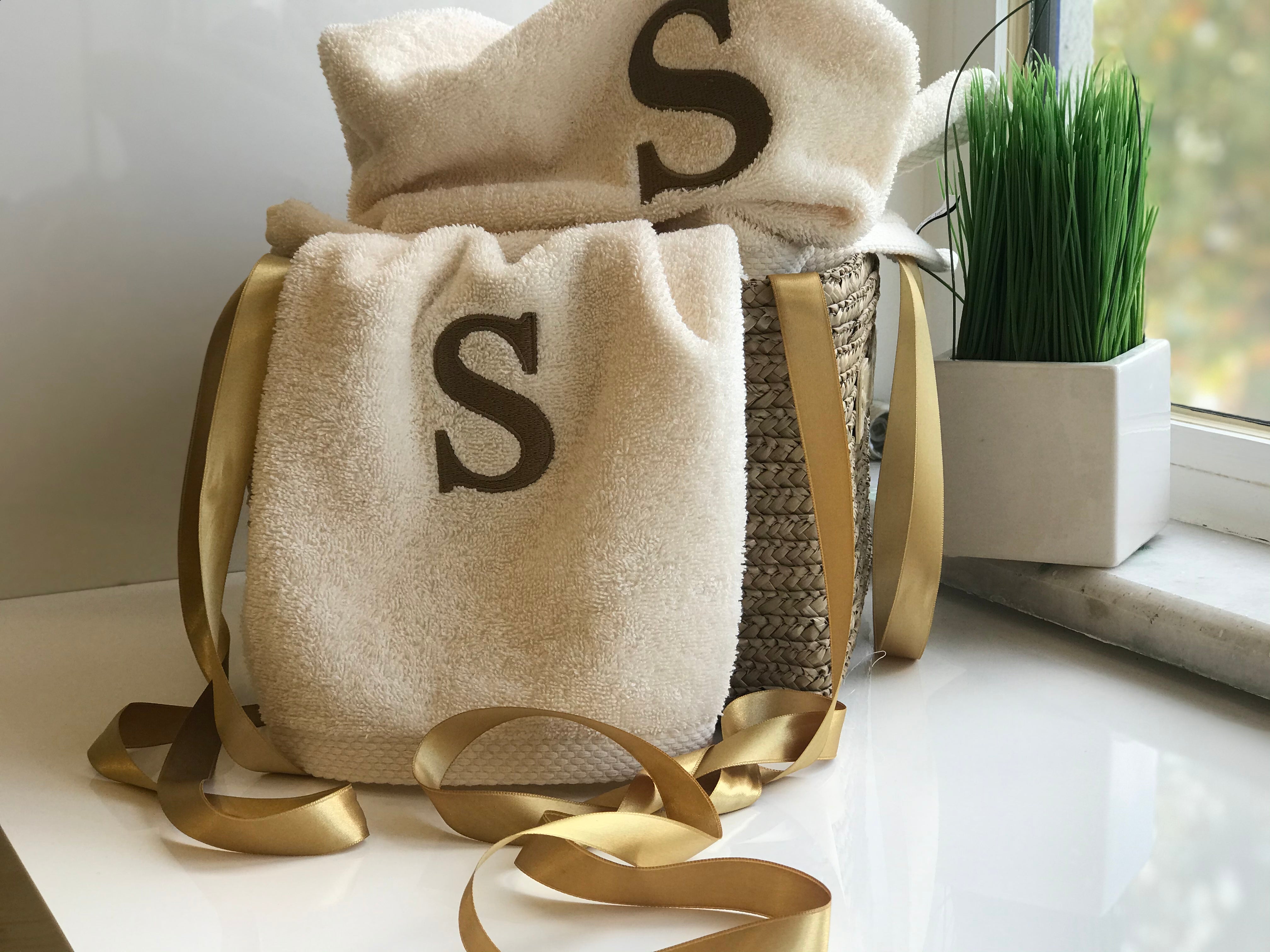 Premium Handtuch - Mit edler Stickerei Buchstabe "S" - Vielseitig, Nachhaltig, Saugstark & Schnelltrocknend - 100% Baumwolle - Ecru