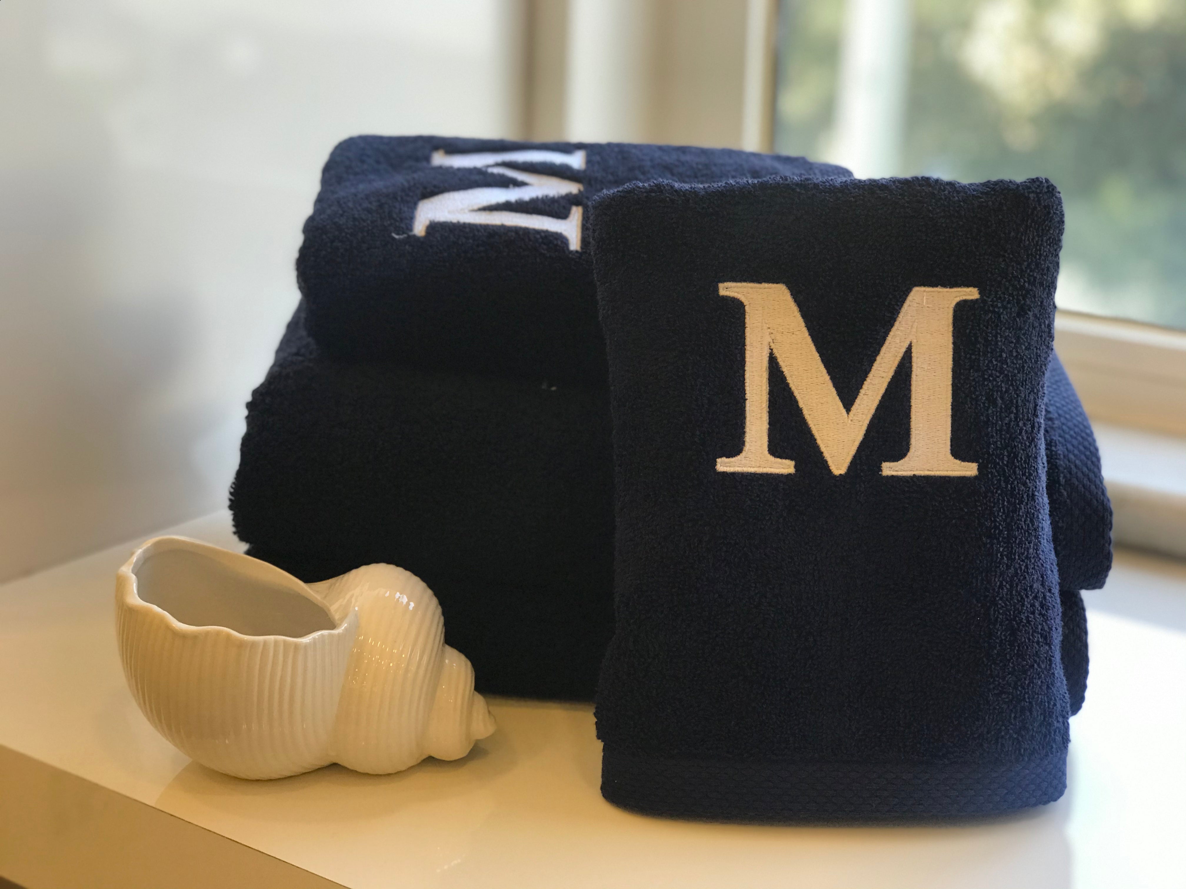 Serviette haut de gamme - avec élégante lettre "M" brodée - polyvalente, durable, absorbante et à séchage rapide - 100 % coton - bleu marine