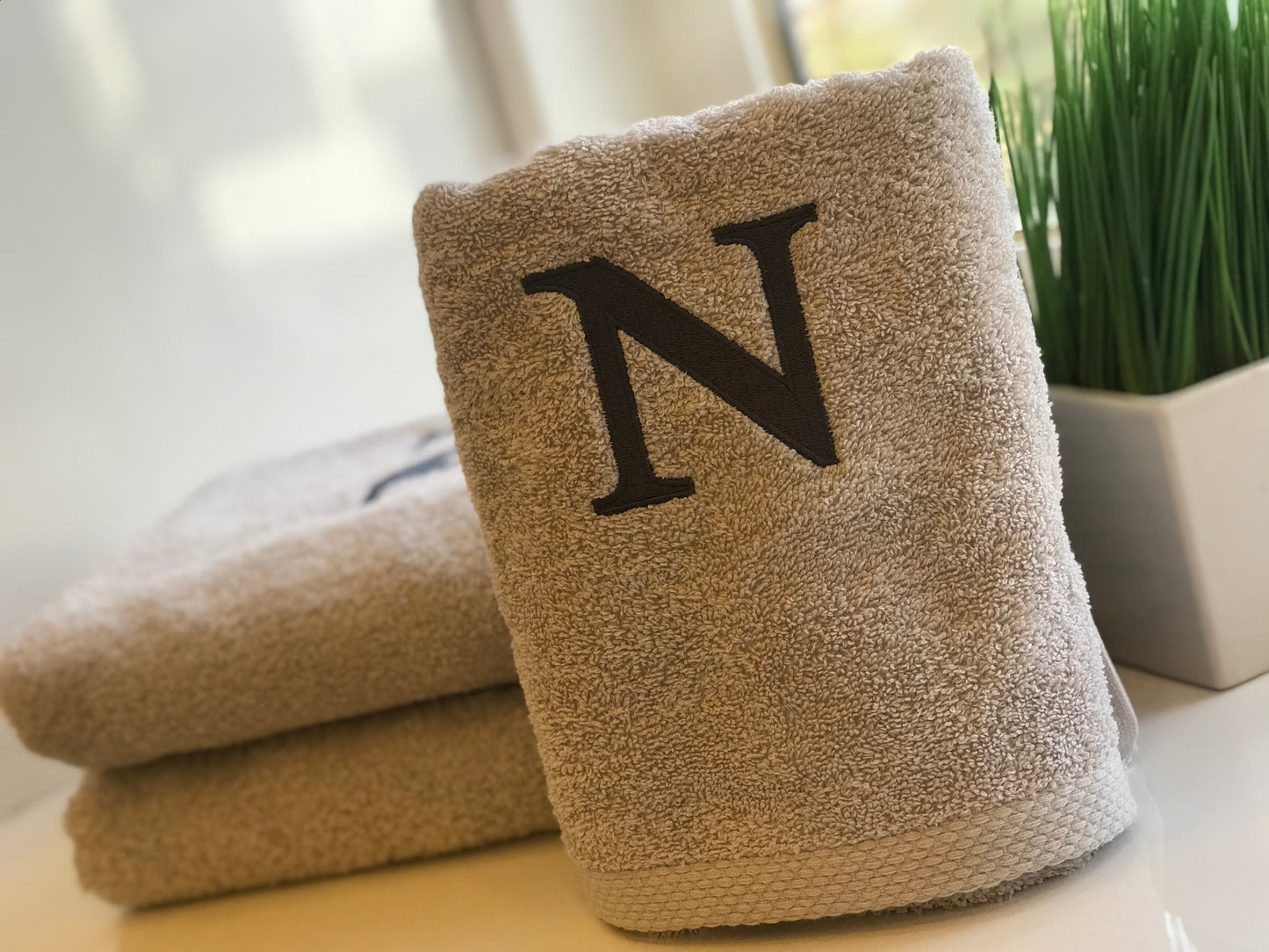 Premium Handtuch - Mit edler Stickerei Buchstabe "N" - Vielseitig, Nachhaltig, Saugstark & Schnelltrocknend - 100% Baumwolle - Grau