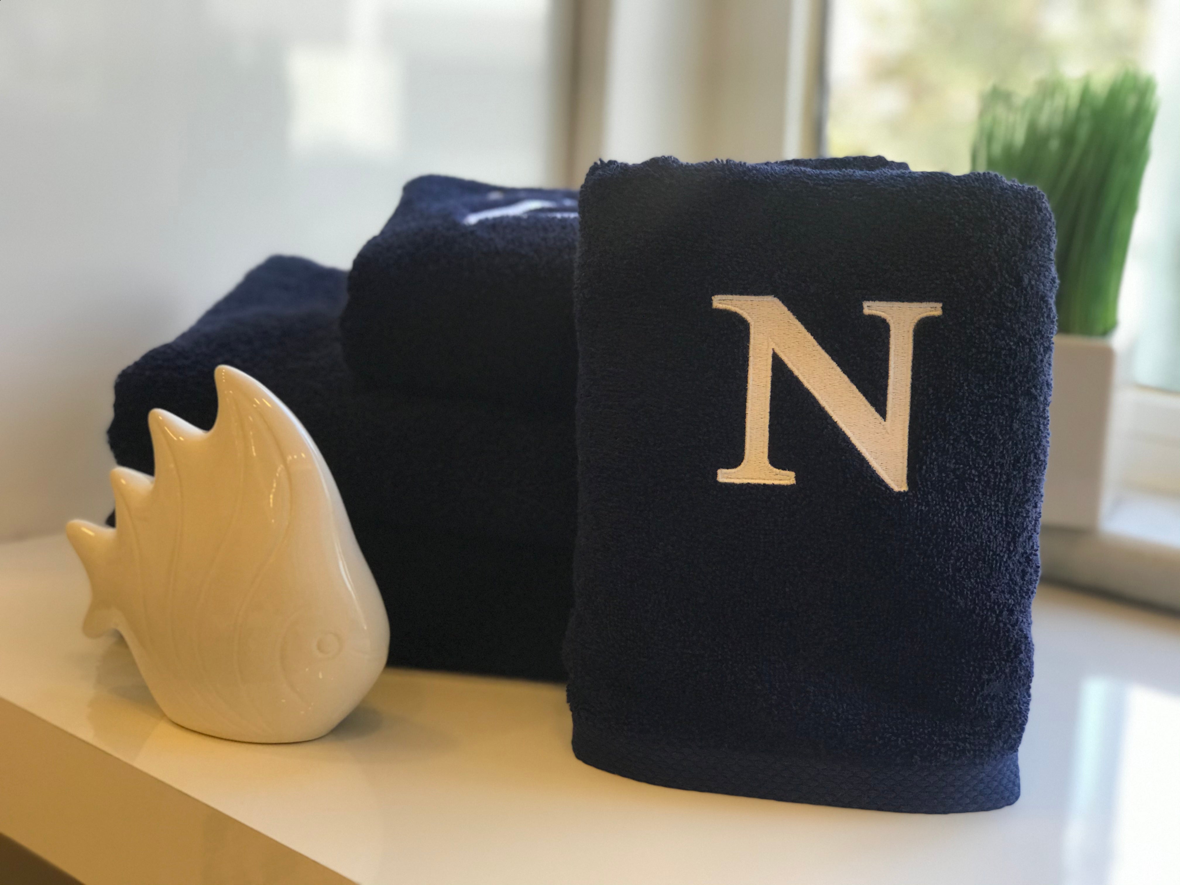 Premium Handtuch - Mit edler Stickerei Buchstabe "N" - Vielseitig, Nachhaltig, Saugstark & Schnelltrocknend - 100% Baumwolle - Marinenblau