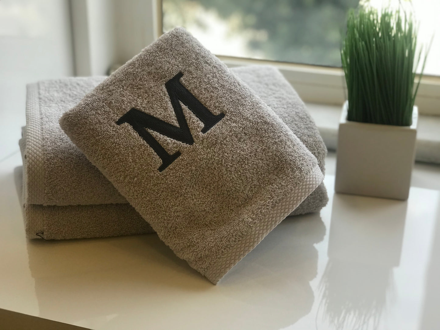 Serviette haut de gamme - avec élégante lettre brodée "M" - polyvalente, durable, absorbante et à séchage rapide - 100 % coton - gris