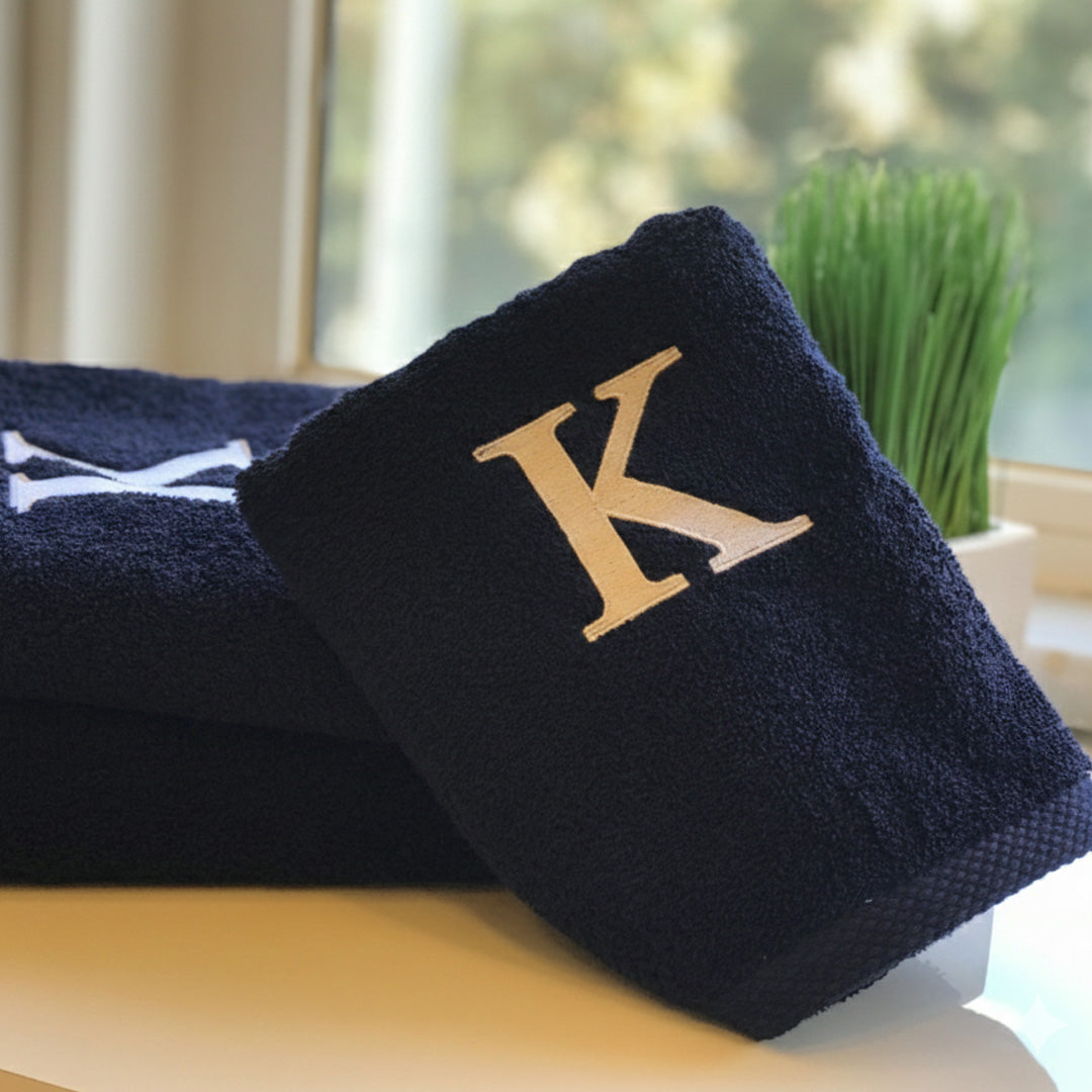 Premium Handtuch - Mit edler Stickerei Buchstabe "K" - Vielseitig, Nachhaltig, Saugstark & Schnelltrocknend - 100% Baumwolle - Marinenblau
