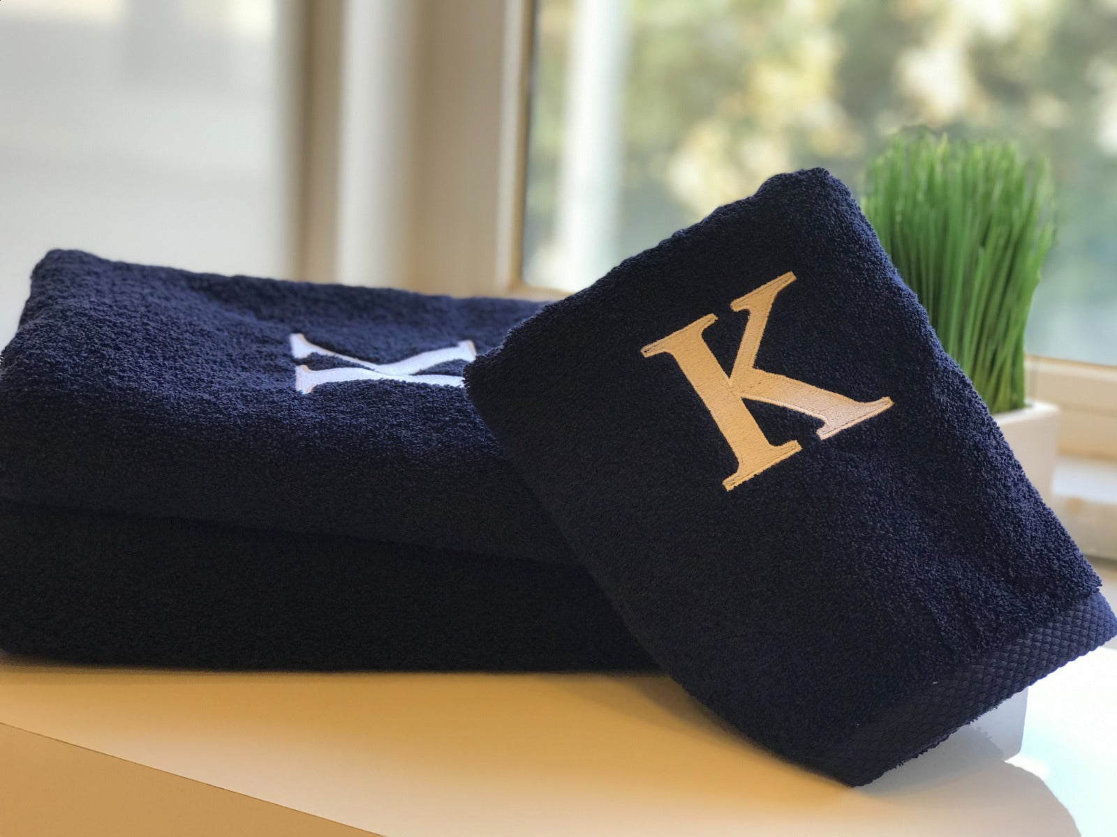 Serviette haut de gamme - avec élégante lettre "K" brodée - polyvalente, durable, absorbante et à séchage rapide - 100 % coton - bleu marine