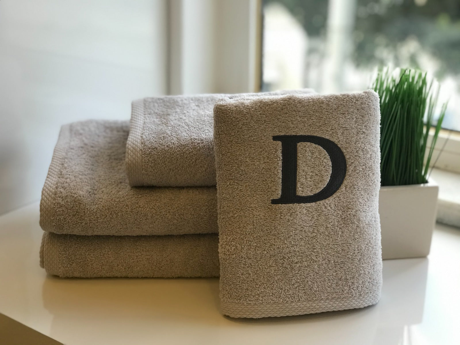 Premium Handtuch - Mit edler Stickerei Buchstabe "D" - Vielseitig, Nachhaltig, Saugstark & Schnelltrocknend - 100% Baumwolle - Grau