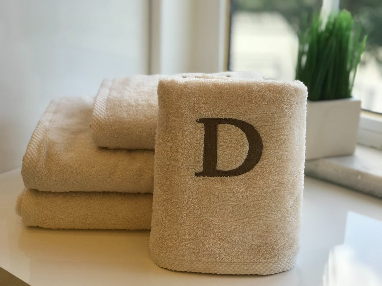 Serviette haut de gamme - avec élégante lettre "D" brodée - polyvalente, durable, absorbante et à séchage rapide - 100 % coton - écru