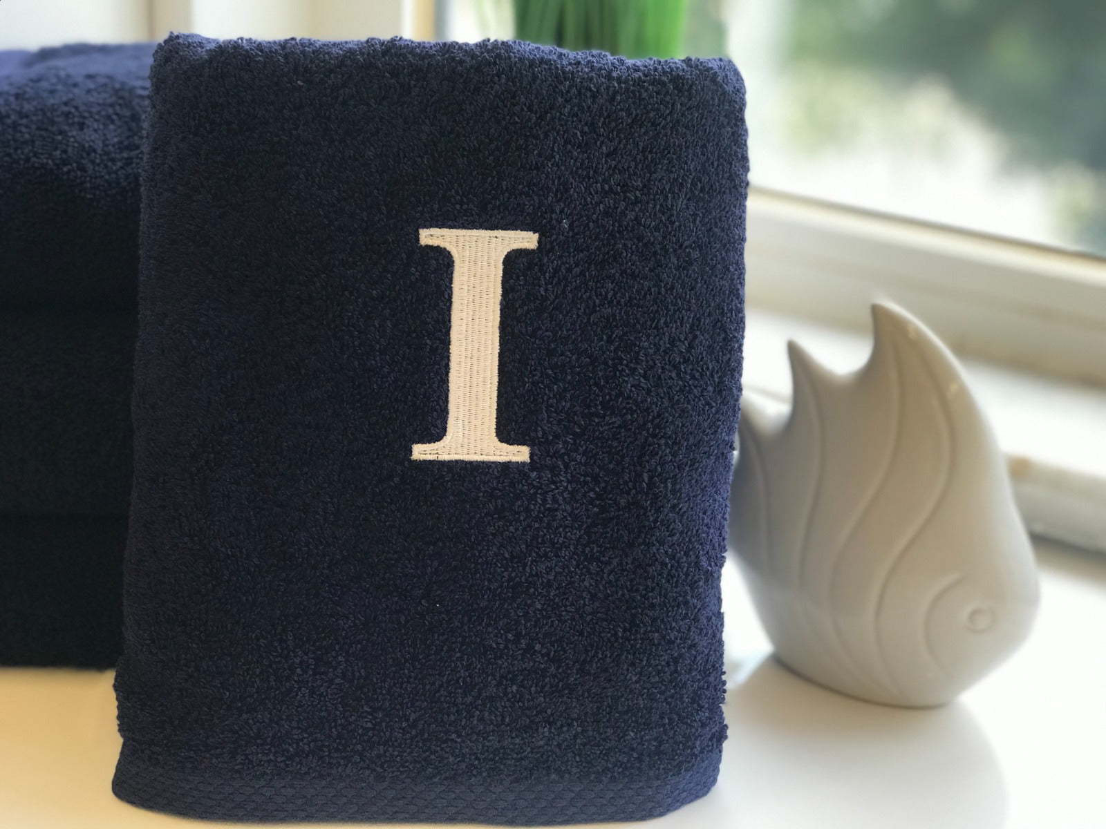 Serviette haut de gamme - avec élégante lettre "I" brodée - polyvalente, durable, absorbante et à séchage rapide - 100 % coton - bleu marine